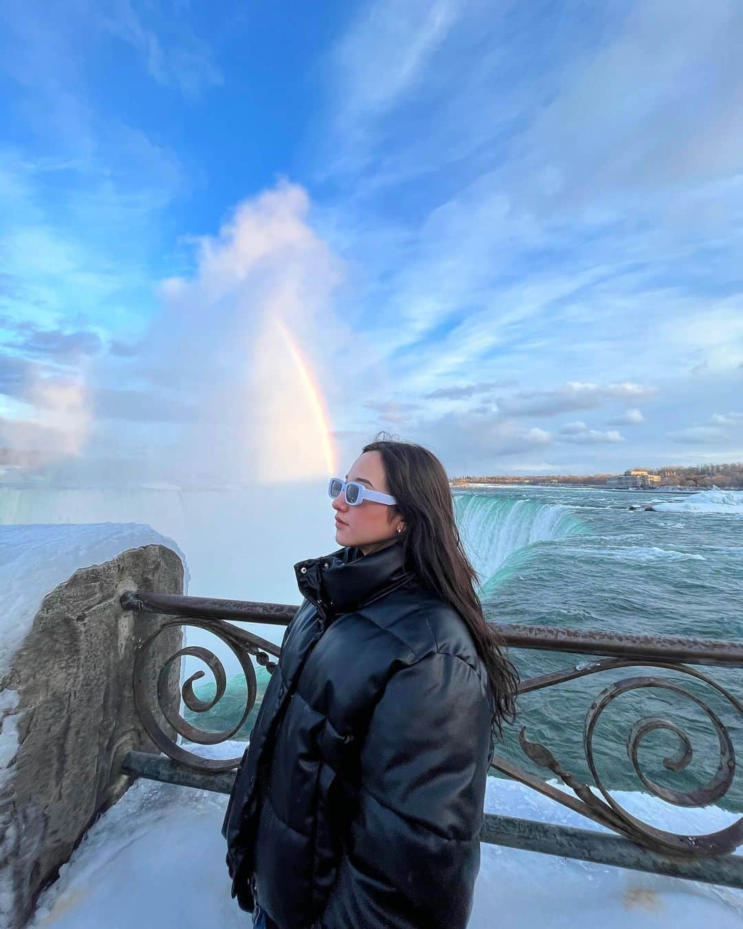 正本レイラさんのインスタグラム写真 - (正本レイラInstagram)「Niagara Falls🇨🇦🇺🇸 カナダとアメリカの国境にある滝💙 奥に見えるのがニューヨーク州で本当に神秘的な空間だった❤️‍🔥  夜と昼はまた別物の素晴らしさ…⭐️ ライトアップが綺麗だったよ💛💙  #niagarafalls #ナイアガラ #ナイアガラの滝」3月31日 20時07分 - leilaazjp