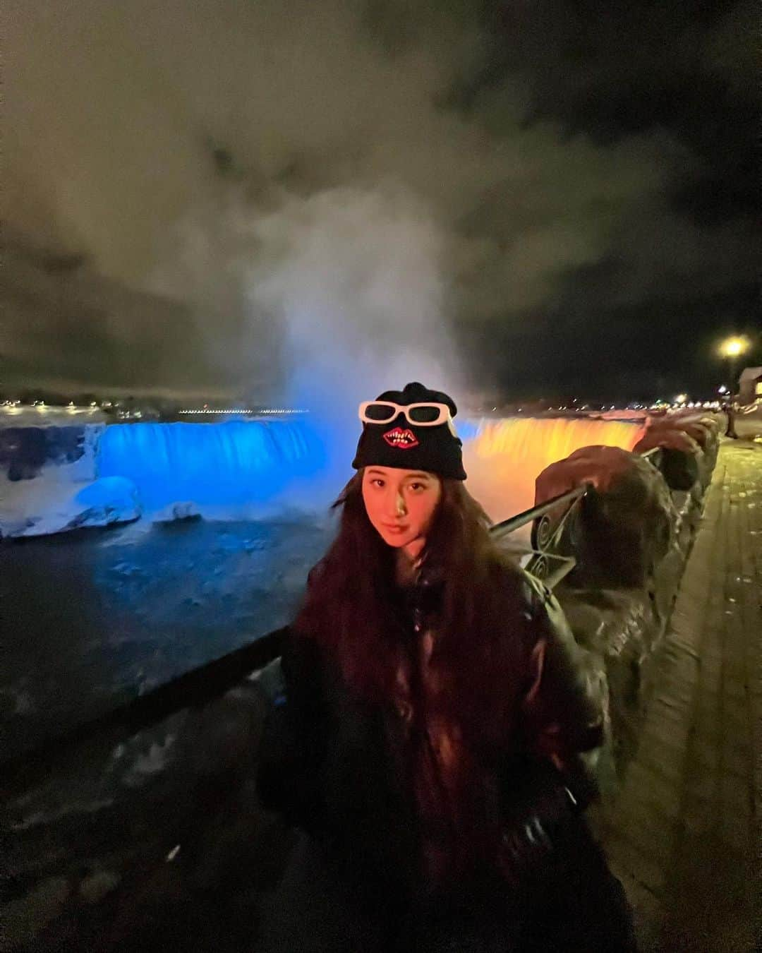 正本レイラさんのインスタグラム写真 - (正本レイラInstagram)「Niagara Falls🇨🇦🇺🇸 カナダとアメリカの国境にある滝💙 奥に見えるのがニューヨーク州で本当に神秘的な空間だった❤️‍🔥  夜と昼はまた別物の素晴らしさ…⭐️ ライトアップが綺麗だったよ💛💙  #niagarafalls #ナイアガラ #ナイアガラの滝」3月31日 20時07分 - leilaazjp