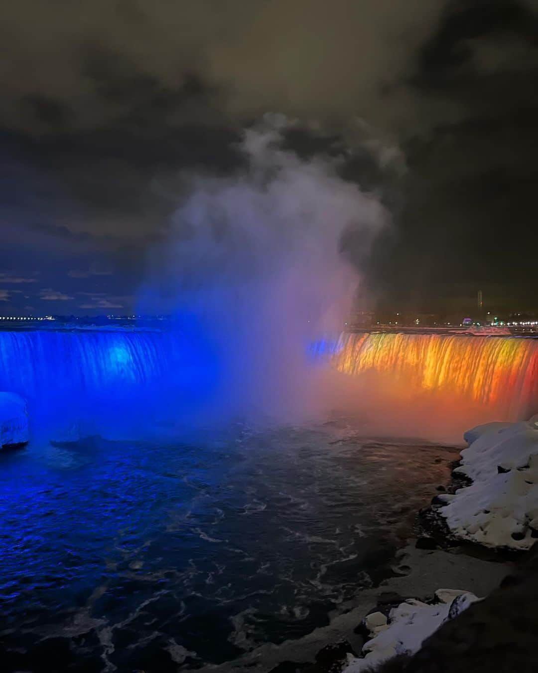 正本レイラさんのインスタグラム写真 - (正本レイラInstagram)「Niagara Falls🇨🇦🇺🇸 カナダとアメリカの国境にある滝💙 奥に見えるのがニューヨーク州で本当に神秘的な空間だった❤️‍🔥  夜と昼はまた別物の素晴らしさ…⭐️ ライトアップが綺麗だったよ💛💙  #niagarafalls #ナイアガラ #ナイアガラの滝」3月31日 20時07分 - leilaazjp