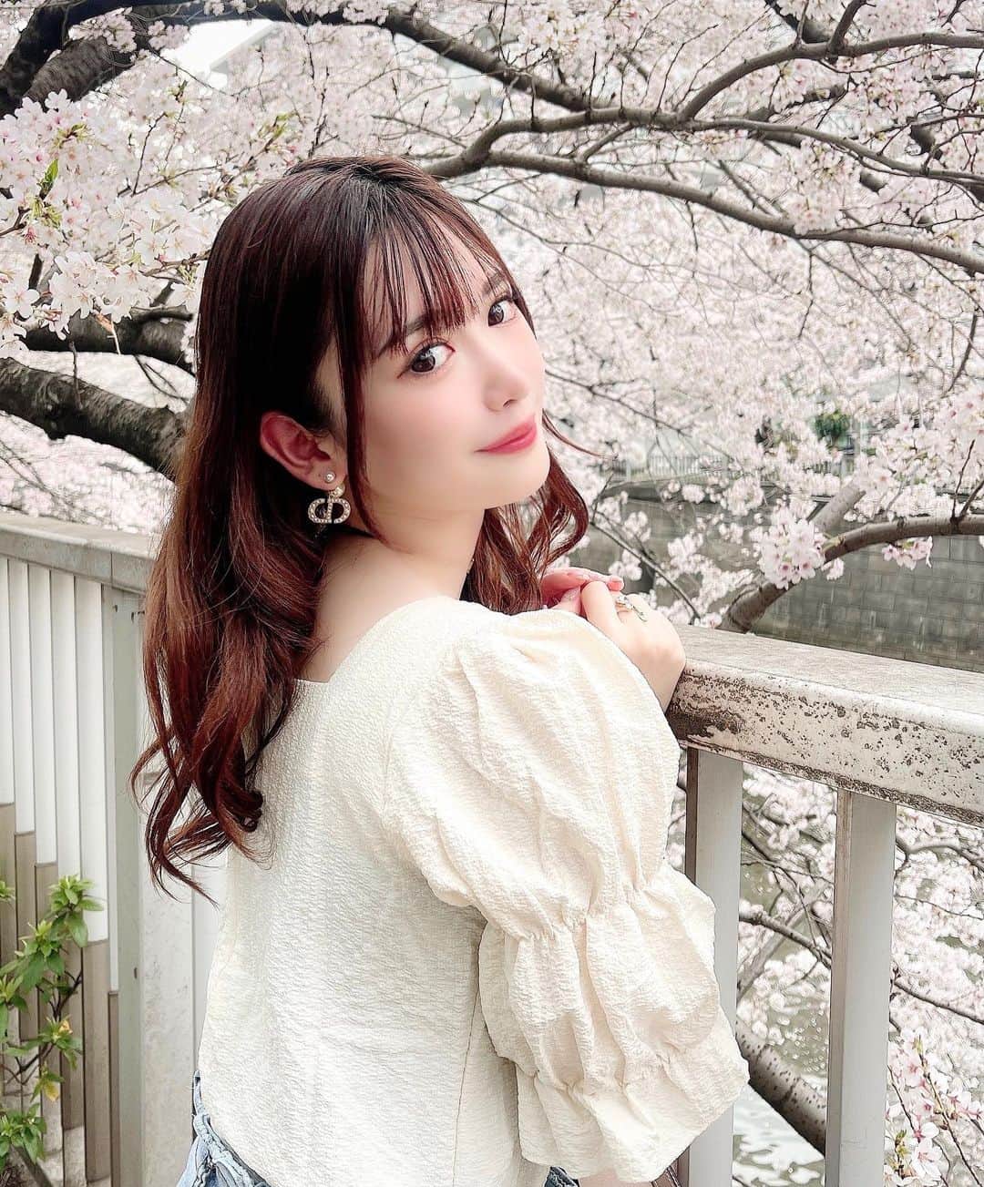 ゆうめろさんのインスタグラム写真 - (ゆうめろInstagram)「スライドしてね🐰 今日はお花見してきた🌸💭 目黒川の桜がちょうど満開だったよ🥰💗 すごく綺麗だった〜✨！！ ・ そして、 @dr_akiyoshi_yamamoto 先生の所で ヒアルロン酸とボトックスをして貰いました💉✨ しっかりカウンセリングしてくれて、 自分の顔の形に馴染むように注射をしてくれました！ いつもありがとうございます🌷 ・ この日のトップスは、 @s.natural_ 🌸 春らしい白トップスで可愛い〜💐 また後日コーデ投稿もするね🔖 ・ #お花見  #目黒川  #目黒川の桜」3月31日 20時34分 - yk.o0