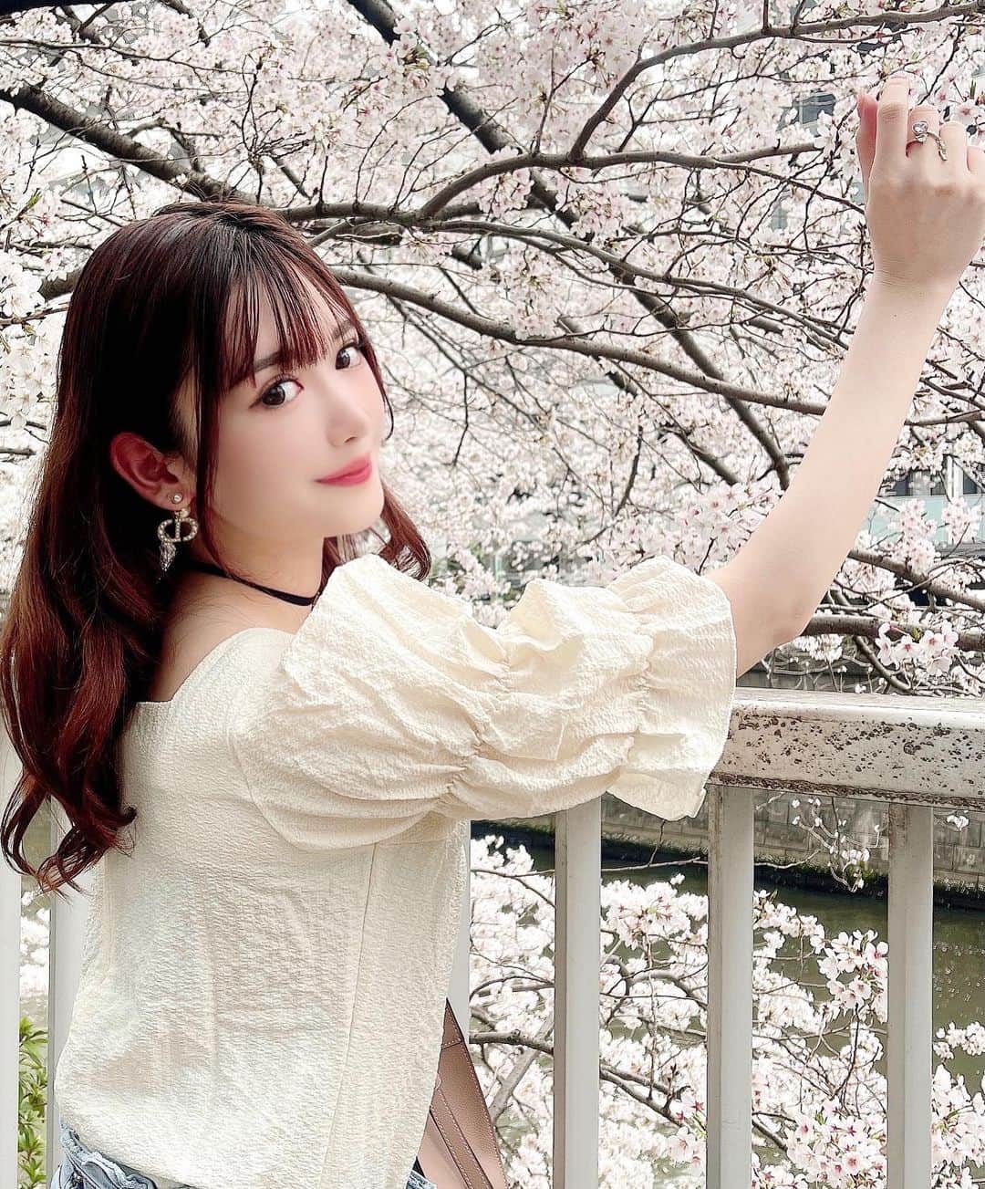 ゆうめろさんのインスタグラム写真 - (ゆうめろInstagram)「スライドしてね🐰 今日はお花見してきた🌸💭 目黒川の桜がちょうど満開だったよ🥰💗 すごく綺麗だった〜✨！！ ・ そして、 @dr_akiyoshi_yamamoto 先生の所で ヒアルロン酸とボトックスをして貰いました💉✨ しっかりカウンセリングしてくれて、 自分の顔の形に馴染むように注射をしてくれました！ いつもありがとうございます🌷 ・ この日のトップスは、 @s.natural_ 🌸 春らしい白トップスで可愛い〜💐 また後日コーデ投稿もするね🔖 ・ #お花見  #目黒川  #目黒川の桜」3月31日 20時34分 - yk.o0