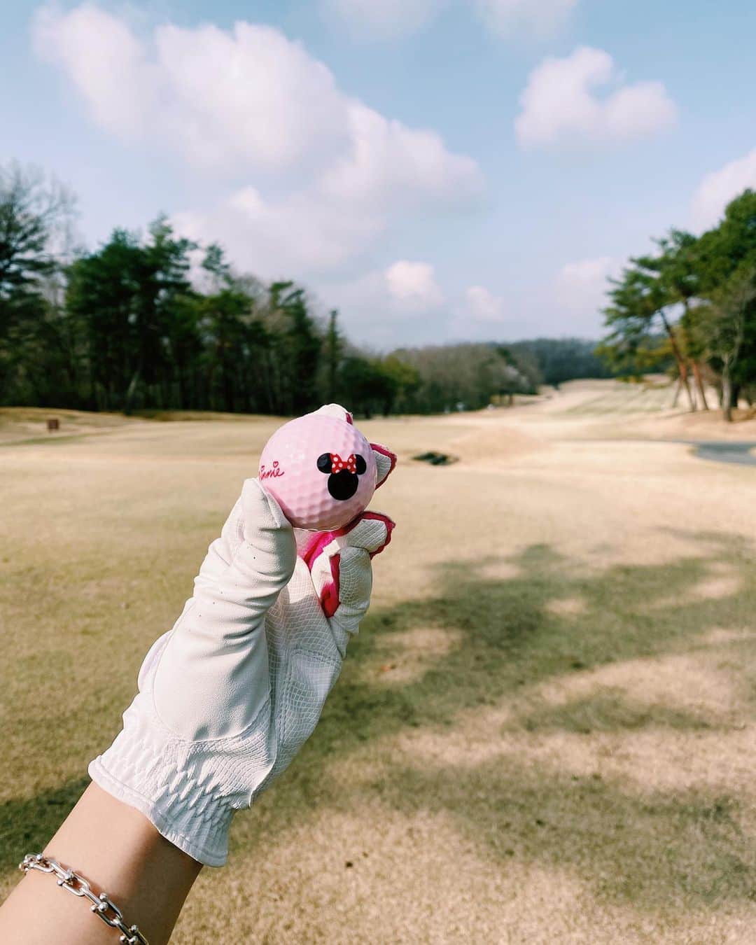 Ami さんのインスタグラム写真 - (Ami Instagram)「今月から始めたゴルフ⛳️ 運動・自然・朝活・お散歩・遠出が大好きな私にはピッタリすぎるスポーツ‼︎ 下手くそだけど、超楽しい😍  2回目の今回はミニーちゃんのボールでスコアをのばしたよ‼︎  ゴルフウェアとクラブセット買うか迷うなぁ〜🙄  #アーシング🌏」3月31日 21時09分 - ami_dream05