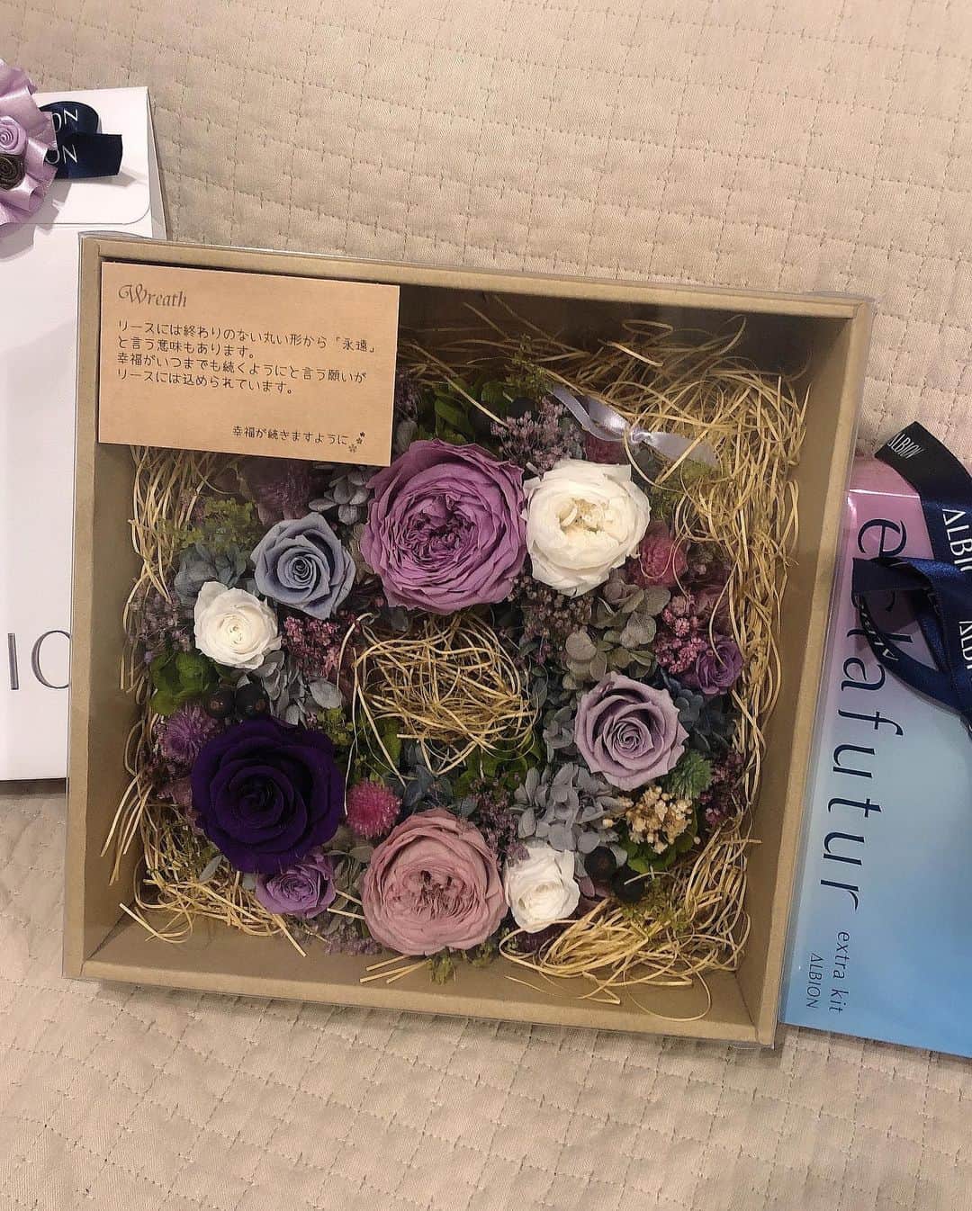 桜子さんのインスタグラム写真 - (桜子Instagram)「改めて、古希のお祝い💜✨ プレゼントは美容液たちと古希カラーのリースを💐 そら豆も紫の服を着たよ🤣」3月31日 21時18分 - ishibashi__88