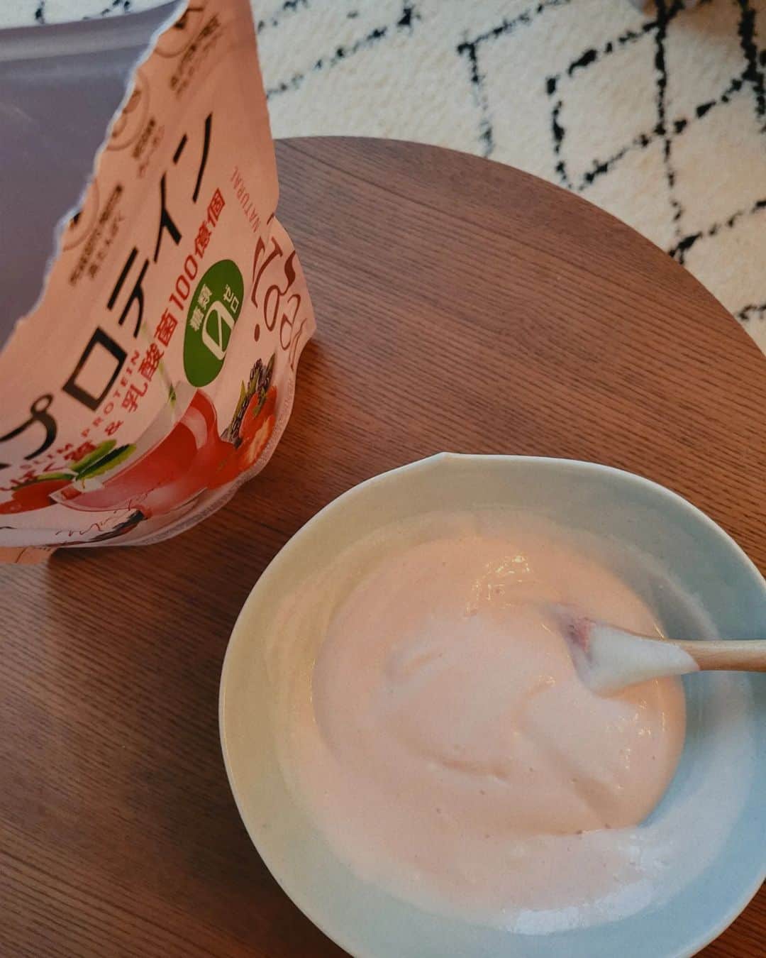 保坂玲奈さんのインスタグラム写真 - (保坂玲奈Instagram)「豆乳ヨーグルトとプロテインを混ぜて軽めの間食🌱⁡ ⁡ 美容に欠かせないたんぱく質だから⁡ 摂取のためのプロテインにはこだわっていて、⁡ 常に家に2-3種類はあります✌️⁡ ⁡ 最近新しく仲間入りしたのはこのこ❣️⁡ [スリムプロテイン]⁡ Biopleの展示会で初めて飲んでその飲みやすさに感動、、⁡ ミックスベリー味は、⁡ 糖類ゼロ、無添加、ヴィーガン、グルテンフリーで⁡ 42種の野菜を摂取できて、野菜不足解消にもなるんだって👏⁡ たんぱく質は20ｇも入ってる！素晴らしい！！⁡ ⁡ ⁡ さっと混ぜるだけでシェイカー要らず、⁡ 水と混ぜてもいいし、私は豆乳ヨーグルトに混ぜて小腹を満たしたり、アーモンドミルクと割ったりするのも好き🌟プロテインというよりお味がスムージーに近いのでプロテインが苦手な人にもオススメしたい。⁡ ⁡ マツモトキヨシ、Biople by CosmeKitchen 、Amazon、楽天などで売ってます🌱⁡ ⁡ ⁡ @vegie_jp #スリムプロテイン#vegie#置き換えダイエット#ダイエット#糖質ゼロ#プロテイン#美容プロテイン#ピープロテイン#植物性プロテイン#野菜不足#pr」3月31日 21時32分 - __renao_0707