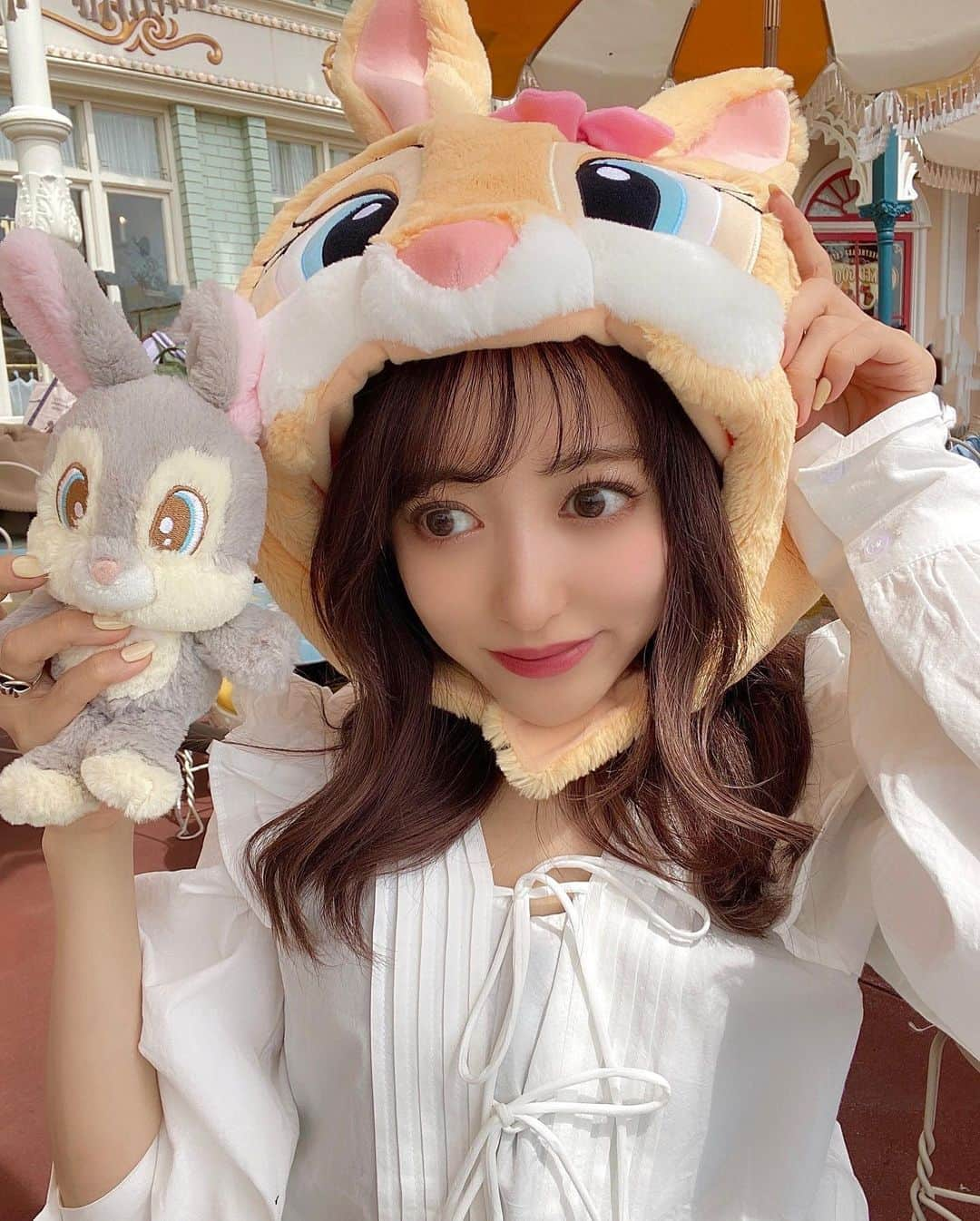 ひなたろす（佐原ひなた）さんのインスタグラム写真 - (ひなたろす（佐原ひなた）Instagram)「ミスバニー🐰のファンキャップを被ってみたよ🐰🤍  こんな感じでぼふって大きめに被るんだけど 巨大なミスバニー✍️🧀黄色がイースターっぽくて 春らしくて可愛いい😳😳💛  #disney #ミスバニーコーデ #ディズニーコーデ #ディズニーカチューシャ #ファンキャップ #ホワイトコーデ #白コーデ #春コーデ #ディズニーフード #ディズニーグッズ #ディズニーイースター #イースター #missbunny #ミスバニー #fff #東京ディズニーランド #ディズニー好きな人と繋がりたい」3月31日 21時46分 - saharahinata