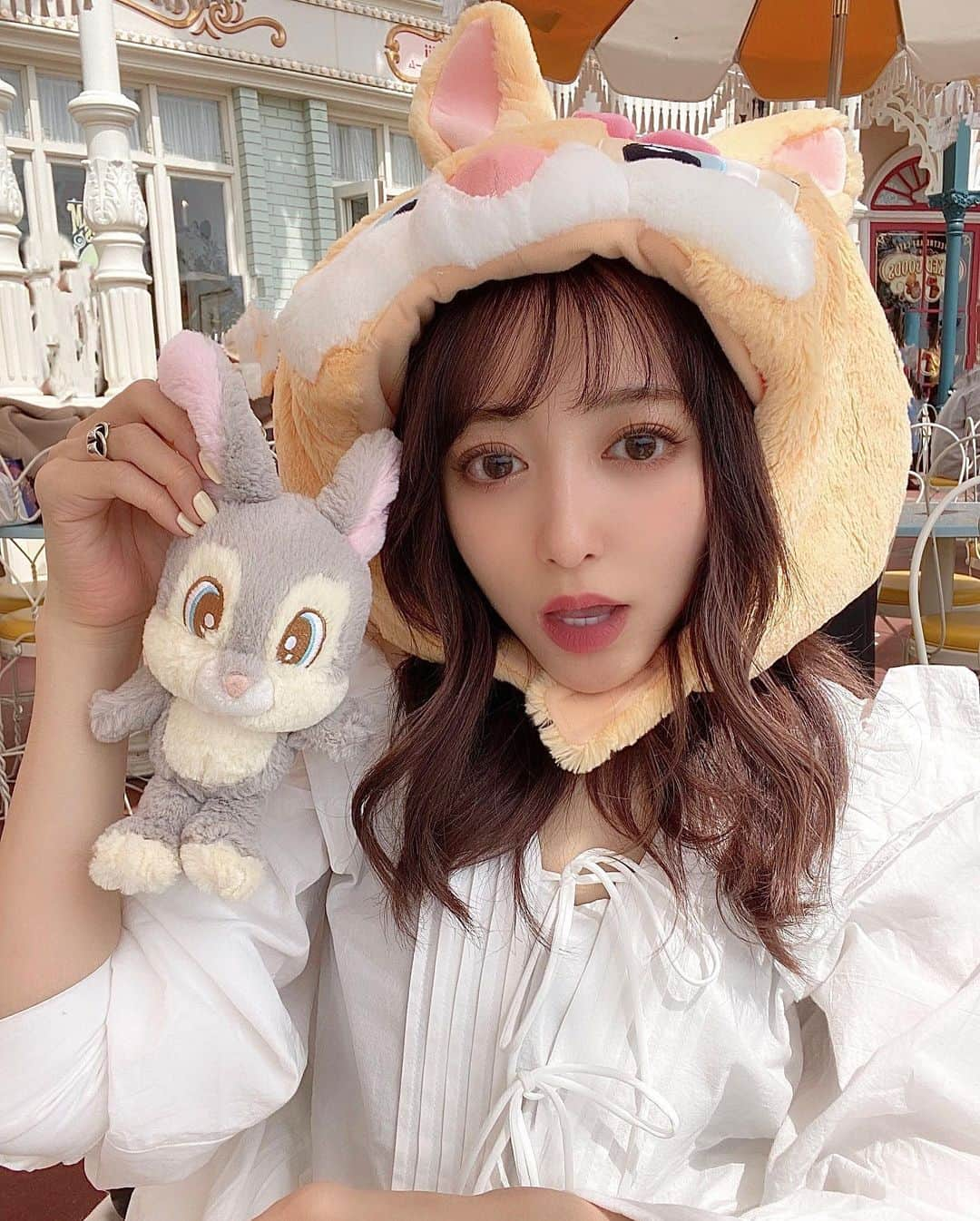 ひなたろす（佐原ひなた）さんのインスタグラム写真 - (ひなたろす（佐原ひなた）Instagram)「ミスバニー🐰のファンキャップを被ってみたよ🐰🤍  こんな感じでぼふって大きめに被るんだけど 巨大なミスバニー✍️🧀黄色がイースターっぽくて 春らしくて可愛いい😳😳💛  #disney #ミスバニーコーデ #ディズニーコーデ #ディズニーカチューシャ #ファンキャップ #ホワイトコーデ #白コーデ #春コーデ #ディズニーフード #ディズニーグッズ #ディズニーイースター #イースター #missbunny #ミスバニー #fff #東京ディズニーランド #ディズニー好きな人と繋がりたい」3月31日 21時46分 - saharahinata