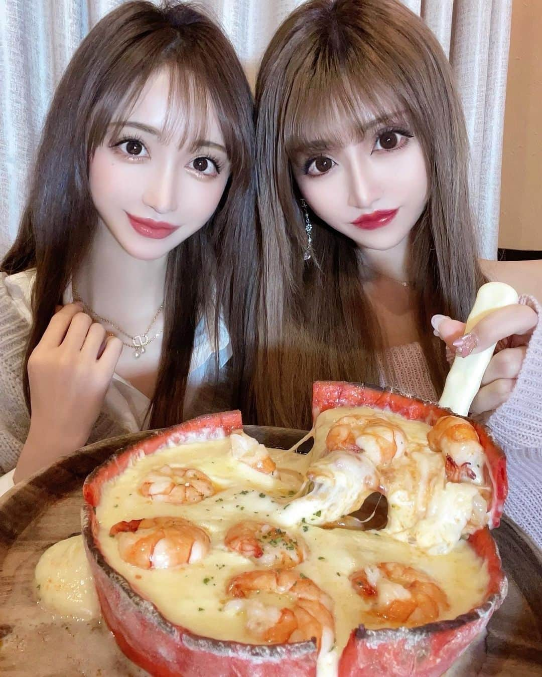 真優川咲さんのインスタグラム写真 - (真優川咲Instagram)「#🦐#🍕#🧀#🍽 ✨  りなちゃんと#えびちゃん#デート 😽🦐💓 無性に#海老 や#チーズ 欲が溢れ出る時って あるよね？🥺←ぇ❔♡  ここはもうやめてぇーー🙈💕 ってくらいド迫力なチーズたっぷり💛💛 #シカゴピザ が食べられる隠れ家的なお店🎵💓 【 @ark.2nd 】 季節によっても色んな#限定の味 が楽しめるから たま〜に無性に行きたくなるのですッ😘👍🍕  りなちゃんとも定期的に密会してて お互いの近状を報告(主に#恋バナ 😝💓)  またそろそろデートしてもらわなきゃぁ🥰 ふふん💓  @rina__sakurai 🎀 来月はあたしたちのお誕生日月だから🎂🌸 恒例のお祝いっこデートしませんか？🥰💄👗🍽💝 #Love #happy #女子会 #ピザパーティー  #咲グルメ💋」3月31日 22時04分 - saki_411