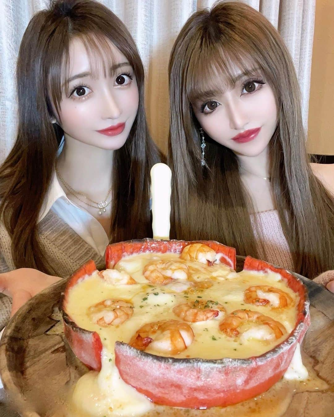 真優川咲さんのインスタグラム写真 - (真優川咲Instagram)「#🦐#🍕#🧀#🍽 ✨  りなちゃんと#えびちゃん#デート 😽🦐💓 無性に#海老 や#チーズ 欲が溢れ出る時って あるよね？🥺←ぇ❔♡  ここはもうやめてぇーー🙈💕 ってくらいド迫力なチーズたっぷり💛💛 #シカゴピザ が食べられる隠れ家的なお店🎵💓 【 @ark.2nd 】 季節によっても色んな#限定の味 が楽しめるから たま〜に無性に行きたくなるのですッ😘👍🍕  りなちゃんとも定期的に密会してて お互いの近状を報告(主に#恋バナ 😝💓)  またそろそろデートしてもらわなきゃぁ🥰 ふふん💓  @rina__sakurai 🎀 来月はあたしたちのお誕生日月だから🎂🌸 恒例のお祝いっこデートしませんか？🥰💄👗🍽💝 #Love #happy #女子会 #ピザパーティー  #咲グルメ💋」3月31日 22時04分 - saki_411