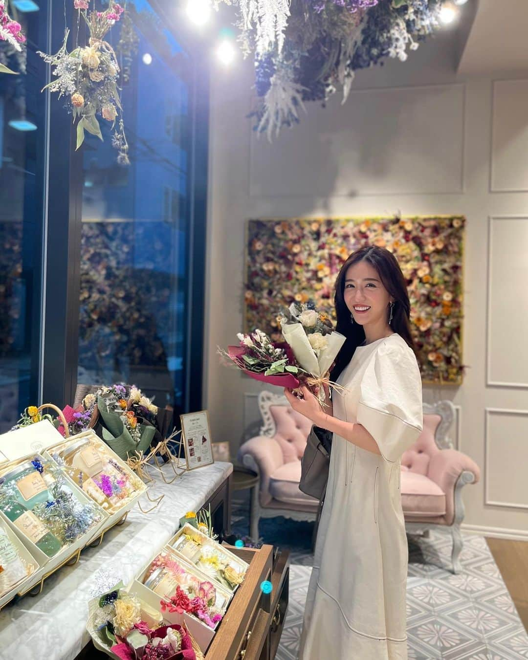 丸山悠美さんのインスタグラム写真 - (丸山悠美Instagram)「3月30日にオープンの 『SABON lʼAtelier SPA』@sabon_japan オープニングパーティへ  世界初の「SPA」を常設した旗艦店で SABONファンや 美容好きにはたまらない空間でした✨🛁  海外にいる気分を味わえそうな クラシックな雰囲気のスパルーム。 バスタブも可愛い♡ オールハンドトリートメントを受けて 身も心も癒されたい...💭  店内にはRINとコラボレーションした SABON × RIN「FLOWER SHOP」が併設されていて 廃棄予定のお花をドライフラワーとして アップサイクル💐 まだ美しいにもかかわらず、廃棄されてしまうお花を ドライフラワーとして楽しめるだなんて なんて素敵なんでしょう💕 今なら限定でフラワーシャンデリアも見ることができます🌸  PERSONAL SERVICEでは 刻印サービスやカリグラフィーのサービスが✨ SABONのアイテムを大切な人への 世界で一つだけのギフトとして 贈ることが出来ます🕊 私はバタフライプレートに名前を刻印していただきました🦋  #SABON #SABONiʼatelierspa #sabonad#サボン#SABONスパ #SABON大好き#sabonボディスクラブ#スパ#エステ#美容好き #FLOWERSHOP#PERSONALSERVICE#お花#パーソナルサービス #中目黒 #ボディスクラブ #ボディソープ #バスタイム #ボディケア #ボディクリーム #お花屋さん #skincare #bodycare」3月31日 22時15分 - maruyumi