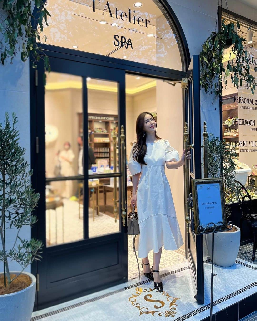 丸山悠美さんのインスタグラム写真 - (丸山悠美Instagram)「3月30日にオープンの 『SABON lʼAtelier SPA』@sabon_japan オープニングパーティへ  世界初の「SPA」を常設した旗艦店で SABONファンや 美容好きにはたまらない空間でした✨🛁  海外にいる気分を味わえそうな クラシックな雰囲気のスパルーム。 バスタブも可愛い♡ オールハンドトリートメントを受けて 身も心も癒されたい...💭  店内にはRINとコラボレーションした SABON × RIN「FLOWER SHOP」が併設されていて 廃棄予定のお花をドライフラワーとして アップサイクル💐 まだ美しいにもかかわらず、廃棄されてしまうお花を ドライフラワーとして楽しめるだなんて なんて素敵なんでしょう💕 今なら限定でフラワーシャンデリアも見ることができます🌸  PERSONAL SERVICEでは 刻印サービスやカリグラフィーのサービスが✨ SABONのアイテムを大切な人への 世界で一つだけのギフトとして 贈ることが出来ます🕊 私はバタフライプレートに名前を刻印していただきました🦋  #SABON #SABONiʼatelierspa #sabonad#サボン#SABONスパ #SABON大好き#sabonボディスクラブ#スパ#エステ#美容好き #FLOWERSHOP#PERSONALSERVICE#お花#パーソナルサービス #中目黒 #ボディスクラブ #ボディソープ #バスタイム #ボディケア #ボディクリーム #お花屋さん #skincare #bodycare」3月31日 22時15分 - maruyumi