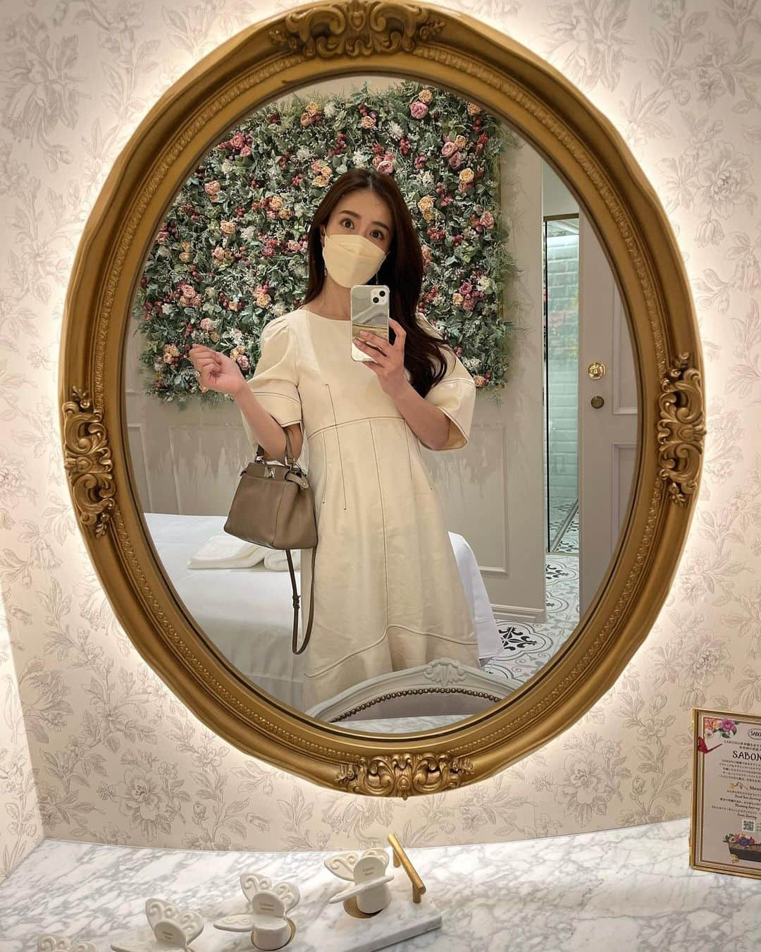 丸山悠美さんのインスタグラム写真 - (丸山悠美Instagram)「3月30日にオープンの 『SABON lʼAtelier SPA』@sabon_japan オープニングパーティへ  世界初の「SPA」を常設した旗艦店で SABONファンや 美容好きにはたまらない空間でした✨🛁  海外にいる気分を味わえそうな クラシックな雰囲気のスパルーム。 バスタブも可愛い♡ オールハンドトリートメントを受けて 身も心も癒されたい...💭  店内にはRINとコラボレーションした SABON × RIN「FLOWER SHOP」が併設されていて 廃棄予定のお花をドライフラワーとして アップサイクル💐 まだ美しいにもかかわらず、廃棄されてしまうお花を ドライフラワーとして楽しめるだなんて なんて素敵なんでしょう💕 今なら限定でフラワーシャンデリアも見ることができます🌸  PERSONAL SERVICEでは 刻印サービスやカリグラフィーのサービスが✨ SABONのアイテムを大切な人への 世界で一つだけのギフトとして 贈ることが出来ます🕊 私はバタフライプレートに名前を刻印していただきました🦋  #SABON #SABONiʼatelierspa #sabonad#サボン#SABONスパ #SABON大好き#sabonボディスクラブ#スパ#エステ#美容好き #FLOWERSHOP#PERSONALSERVICE#お花#パーソナルサービス #中目黒 #ボディスクラブ #ボディソープ #バスタイム #ボディケア #ボディクリーム #お花屋さん #skincare #bodycare」3月31日 22時15分 - maruyumi