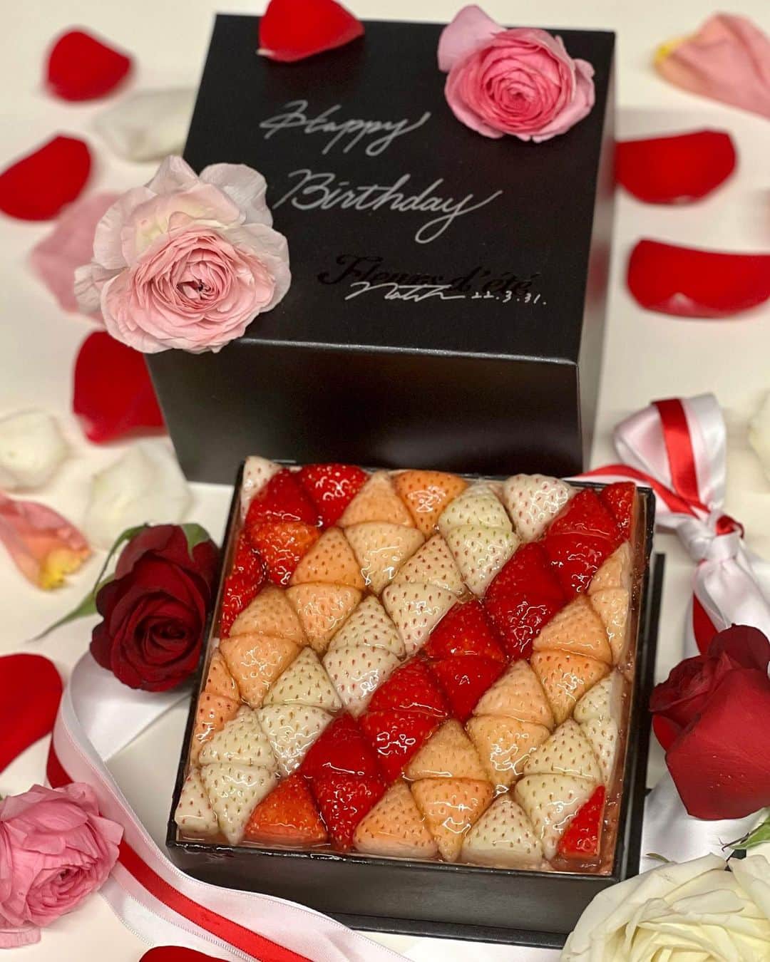 秋山具義さんのインスタグラム写真 - (秋山具義Instagram)「次女の15歳の誕生日ケーキはイチゴ(＝15)のケーキ。 ⁡ ダイヤモンドのように美しい『été』のイチゴのタルトはクリームがチョコレートでめちゃくちゃ美味しかった♡ なっちゃん天才！ ⁡ #été #庄司夏子 #具義スイーツ2022」3月31日 22時27分 - gugitter