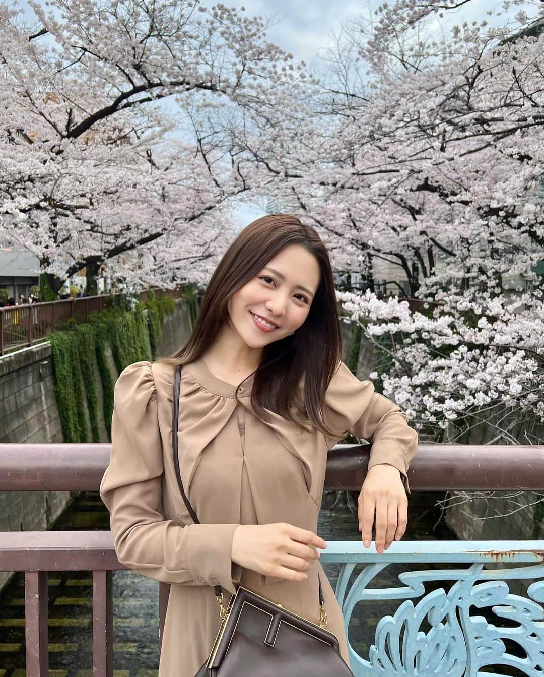 NittaSachikaさんのインスタグラム写真 - (NittaSachikaInstagram)「上京してから毎年来るところ。🚶🏼‍♀️ 桜をみるとふわぁっと一気に桃源郷に来たような気持ちになる🌸  こうして今年も同じ景色を見られたことが嬉しくて貴重で胸がぎゅーーっとなりますね。🙏🏽  明日からもう4月かぁ〜  みんな準備できとる？？🤥笑  #cherryblossom #spring #tokyo」3月31日 22時47分 - chacch1