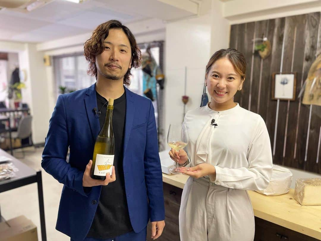 横山あさみさんのインスタグラム写真 - (横山あさみInstagram)「#51 春に飲みたい白ワインで角打ち . 鹿児島市高麗町にある 「wine store BRETON」 自然派ワインがずらりと並ぶワインショップ🍷 角打ちを初体験！ フルーティーですっきりした白ワインと濃厚なチーズをいただきました🧀 ワインに囲まれながら飲むワイン🍾 今宵も…最高のソロ活…❣️  #かごしまソロ活 #ソロ活 #鹿児島 #ワイン #チーズ #角打ち #winestorebreton」3月31日 23時23分 - asami__yokoyama