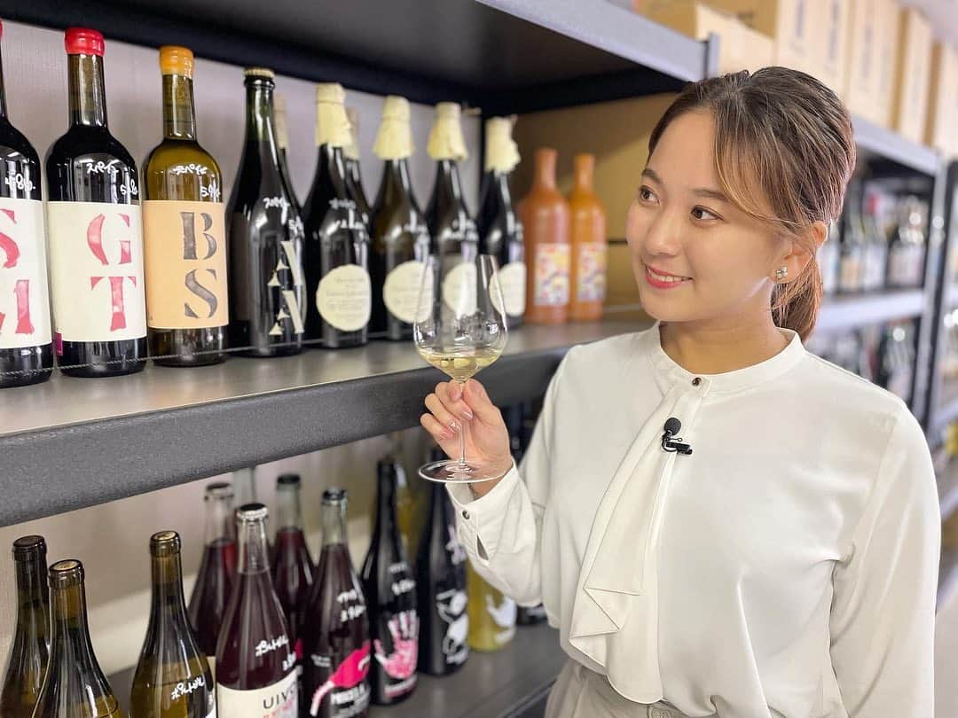 横山あさみさんのインスタグラム写真 - (横山あさみInstagram)「#51 春に飲みたい白ワインで角打ち . 鹿児島市高麗町にある 「wine store BRETON」 自然派ワインがずらりと並ぶワインショップ🍷 角打ちを初体験！ フルーティーですっきりした白ワインと濃厚なチーズをいただきました🧀 ワインに囲まれながら飲むワイン🍾 今宵も…最高のソロ活…❣️  #かごしまソロ活 #ソロ活 #鹿児島 #ワイン #チーズ #角打ち #winestorebreton」3月31日 23時23分 - asami__yokoyama