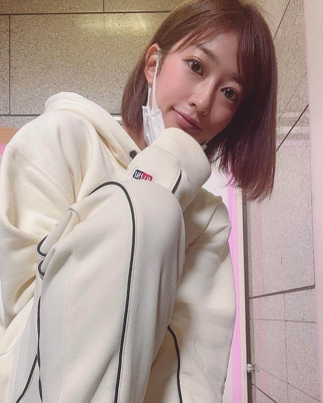 大貫彩香さんのインスタグラム写真 - (大貫彩香Instagram)「今日は舞台の稽古でした！  始まったばかり、仮のセットがもう出来上がっていて有難いです。 早く台本はなしたいので頑張ります💡  詳細、チケットご予約はストーリーから！  ※大貫彩香はA班に出演いたします🙇🏻‍♀️🌸  稽古場が地下で寒いので @ground_n_ace の裏起毛のセットアップを着てます☻ 肌触りもよくてふわふわで快適です♪ かわいい✨ いつも有難う御座います⋆︎  スニーカーはNIKEのワークシューズ 室内履きはいつもこれで、よく褒められます🥳軽くて動きやすくて通気性がいい。この靴何年履いてんの？✨笑  どっちもお気に入りです✨  #groundnace #nike   #ground_n_ace #グランダンエース @ground_n_ace」3月31日 23時27分 - sayaka_oonuki