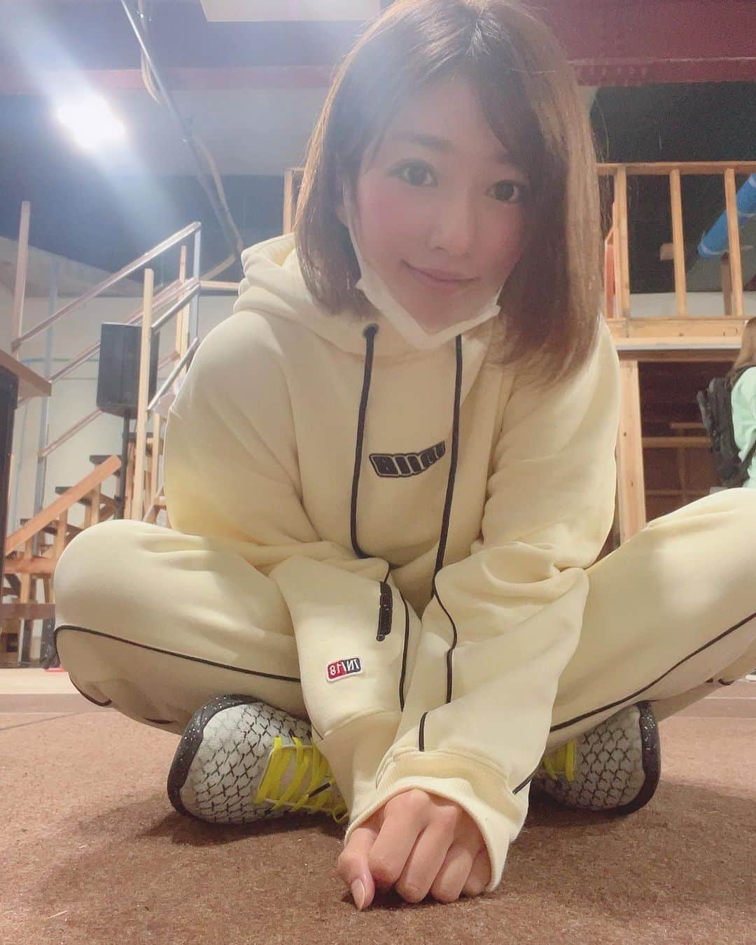 大貫彩香さんのインスタグラム写真 - (大貫彩香Instagram)「今日は舞台の稽古でした！  始まったばかり、仮のセットがもう出来上がっていて有難いです。 早く台本はなしたいので頑張ります💡  詳細、チケットご予約はストーリーから！  ※大貫彩香はA班に出演いたします🙇🏻‍♀️🌸  稽古場が地下で寒いので @ground_n_ace の裏起毛のセットアップを着てます☻ 肌触りもよくてふわふわで快適です♪ かわいい✨ いつも有難う御座います⋆︎  スニーカーはNIKEのワークシューズ 室内履きはいつもこれで、よく褒められます🥳軽くて動きやすくて通気性がいい。この靴何年履いてんの？✨笑  どっちもお気に入りです✨  #groundnace #nike   #ground_n_ace #グランダンエース @ground_n_ace」3月31日 23時27分 - sayaka_oonuki