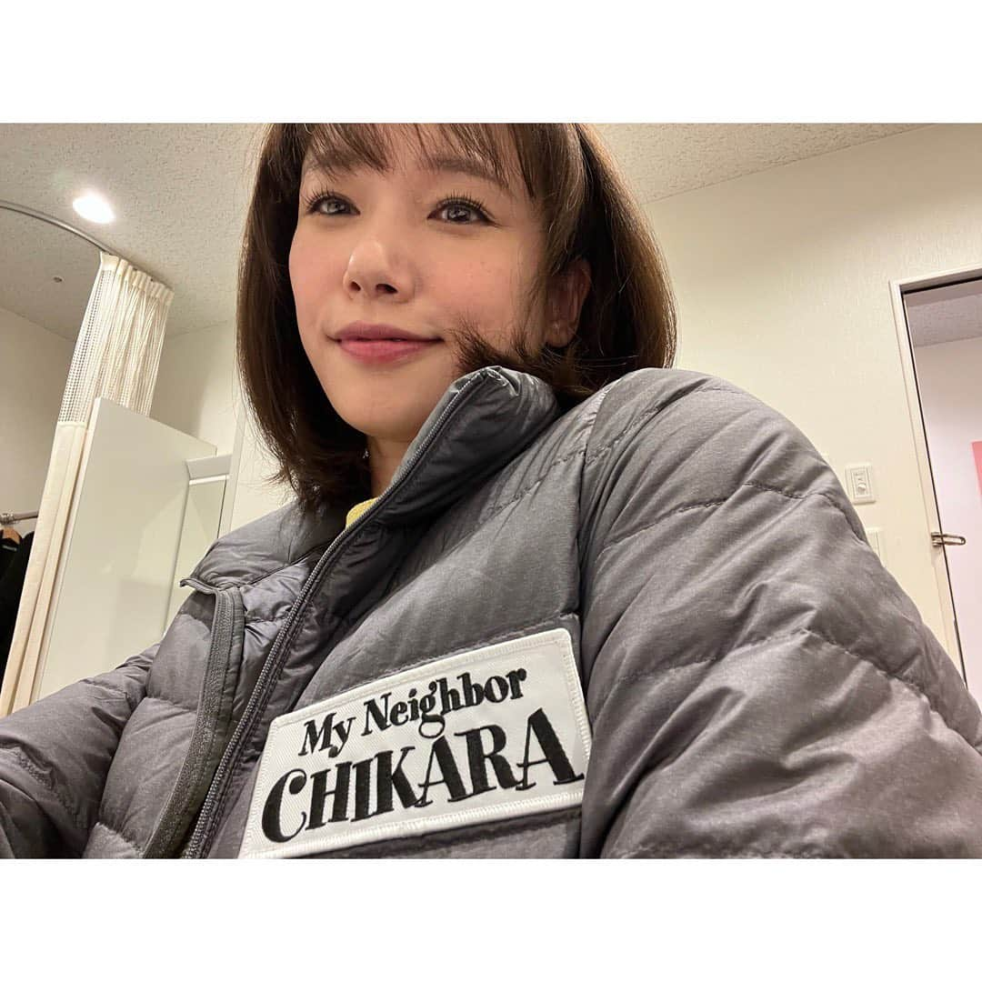 ソニンさんのインスタグラム写真 - (ソニンInstagram)「． #となりのチカラ 思い出写真② 今回出演者の皆様にも大変お世話になりました。 松嶋菜々子さんと、上戸彩ちゃん。 元々知っていた彩と、同じシーンと絡みが多かった菜々子さん。沢山お喋りして色んなものをシェアして仲良くしてくださって幸せ者でした。お2人共、驚くほど優しくて飾らなくて、お喋りしている時間が本当に楽しかったー♡  写真を撮ることが出来なかった他のキャストの皆様とも、どれだけ素敵な時間を過ごしたか。 頼れる座長•松本さんはじめ、沢山お話聞かせてくださった風吹さん、演劇の話を沢山した浅野さん、可愛い可愛い子供たち、姉弟のようなやり取りが楽しかった謙杜くん、穏やかな空気で居心地良くしてくださる映美さん、とにかく面白い小澤さん、本当は表情豊かで愛嬌ある清水くん… 共演できて本当に光栄でした。✨✨✨  ③に続く  #松本潤　さん　#上戸彩　さん　#松嶋菜々子　さん　#風吹ジュン　さん　#浅野和之　さん　#小澤征悦 さん　#映美くらら　さん　#長尾謙杜 さん　#清水尋也 さん　#古川凛　ちゃん　#鎌田英怜奈 ちゃん　#大平洋介　くん」3月31日 23時38分 - sonim_official