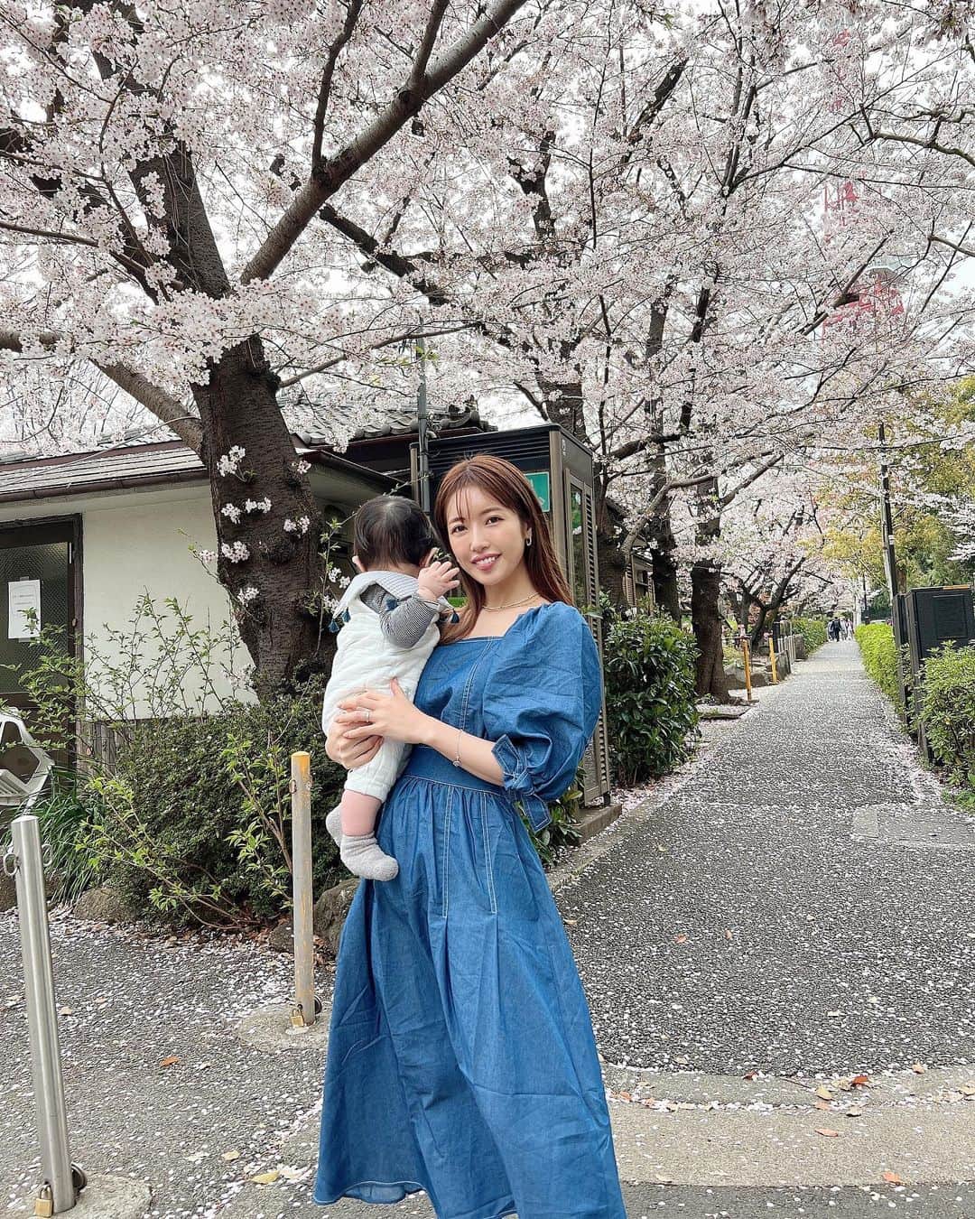 舟山久美子（くみっきー）さんのインスタグラム写真 - (舟山久美子（くみっきー）Instagram)「うっとり🌸🌸🌸🌸  今年は何だか特別な気分🌸 無事に見れてよかった☺️🙏✨  みんなにご相談！ 毎週平日の日中でインスタライブして、ゆるーくお話ししたいなーと思っているのだけど、何曜日の何時だと見やすいかなぁ？💕コメント欄で教えてください😉✨  #お花見　#お花見コーデ #お花見日和」3月31日 23時43分 - kumikofunayama