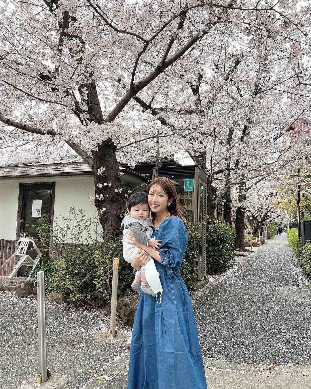 舟山久美子（くみっきー）さんのインスタグラム写真 - (舟山久美子（くみっきー）Instagram)「うっとり🌸🌸🌸🌸  今年は何だか特別な気分🌸 無事に見れてよかった☺️🙏✨  みんなにご相談！ 毎週平日の日中でインスタライブして、ゆるーくお話ししたいなーと思っているのだけど、何曜日の何時だと見やすいかなぁ？💕コメント欄で教えてください😉✨  #お花見　#お花見コーデ #お花見日和」3月31日 23時43分 - kumikofunayama