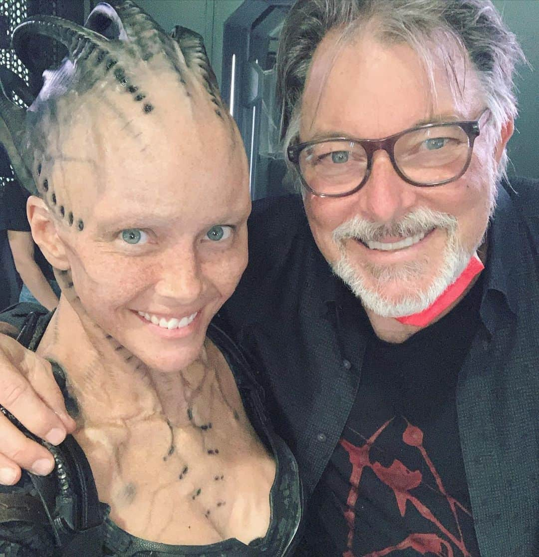 アニー・ワーシングさんのインスタグラム写真 - (アニー・ワーシングInstagram)「The man, the myth, the LEGEND. 💚 @jonathansfrakes directed this weeks all new #StarTrekPicard. SUCH a joy to work with. What an infectious glorious soul!  #JonathanFrakes #Riker #Picard #BorgQueen」4月1日 2時50分 - anniewersching