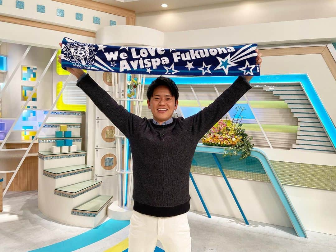 福岡放送「バリはやッ!」さんのインスタグラム写真 - (福岡放送「バリはやッ!」Instagram)「💐 #バリはや  #スタジオ装花  珍しいバリはやッ！メンズ2ショット📸 今夜7時からはアビスパ福岡vsサガン鳥栖の 九州ダービー🔥  豊原アナはアビスパ福岡、森アナはサガン鳥栖のタオルを持ってテンションアゲアゲです🥳  今週のお花もカラフルでスタジオを明るくしてますよ〜✨  3/28〜のお花🌼 #ウラジロ の木 #シンビジューム #ピンポンマム #コチョウラン #ユリノキ  “春の陽気に包まれる野の花々の様にカラフルな色彩でご準備させていただきました"  #by #takeshithemangrove  THE MANGROVE  #森洸 #豊原 #fbsアナウンサー  #森豊コンビ …？ #花のある暮らし  #花が好きな人と繋がりたい  #花好き  #花は癒し  #フラワーアレンジメント  #装花  #福岡のお花屋さん  #福岡花屋  #春の花束 #アビスパ福岡 #サガン鳥栖 #サッカー #J1 #九州ダービー」4月1日 8時19分 - barihaya