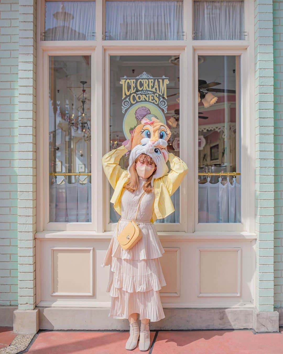 Kahoさんのインスタグラム写真 - (KahoInstagram)「. . リールにも昨日載せたけど、 販売したばかりのファンキャップたち🥰  マリーちゃんとバニーちゃん🐰🐈🎀 バニーちゃんのほうは耳にワイヤーが入ってるから 曲げたりできるんだよ☺️  普段あんまりこういうタイプのかぶりもの かぶらないから新鮮だった🥺✨  #disneyootd #disneystyle #disneybound #disneybounding #mariethecatbound #missbunnybound #minnieheadband#peterpan #マリーちゃんコーデ #マリーちゃんバウンド #バニーちゃんコーデ#バニーちゃんバウンド #バニーコーデ #バニーバウンド #ディズニーカチューシャ #今日のコーデ　#プチプラコーデ #グレイルコーデ#プチプラ通販 #152cmコーデ #夏コーデ #低身長コーデ #低身長ファッション #ディズニーコーデ #ディズニーバウンド #ディズニーバウンドコーデ」4月1日 8時30分 - kah05disney