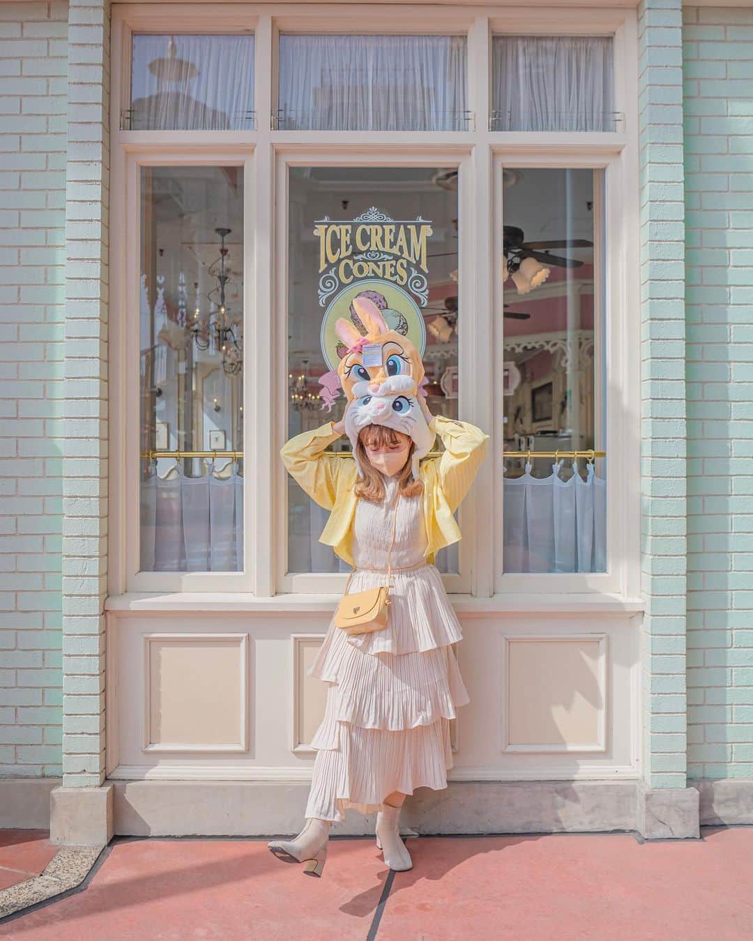Kahoさんのインスタグラム写真 - (KahoInstagram)「. . リールにも昨日載せたけど、 販売したばかりのファンキャップたち🥰  マリーちゃんとバニーちゃん🐰🐈🎀 バニーちゃんのほうは耳にワイヤーが入ってるから 曲げたりできるんだよ☺️  普段あんまりこういうタイプのかぶりもの かぶらないから新鮮だった🥺✨  #disneyootd #disneystyle #disneybound #disneybounding #mariethecatbound #missbunnybound #minnieheadband#peterpan #マリーちゃんコーデ #マリーちゃんバウンド #バニーちゃんコーデ#バニーちゃんバウンド #バニーコーデ #バニーバウンド #ディズニーカチューシャ #今日のコーデ　#プチプラコーデ #グレイルコーデ#プチプラ通販 #152cmコーデ #夏コーデ #低身長コーデ #低身長ファッション #ディズニーコーデ #ディズニーバウンド #ディズニーバウンドコーデ」4月1日 8時30分 - kah05disney