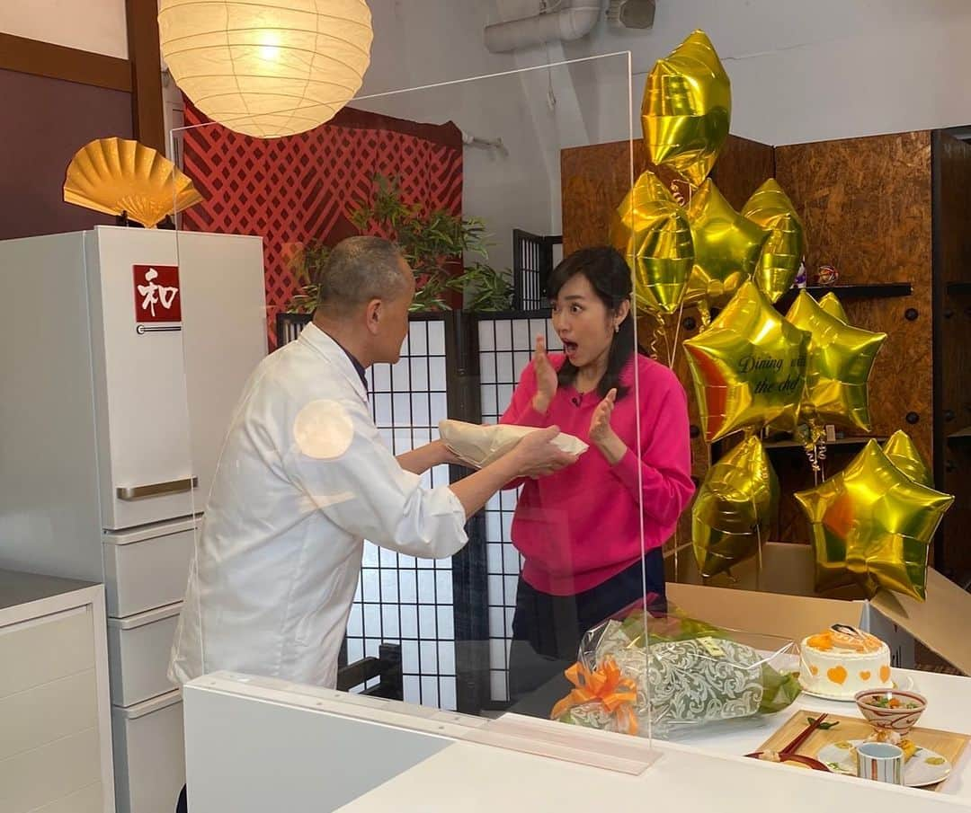 早見優さんのインスタグラム写真 - (早見優Instagram)「What a surprise I had after shooting our episode of DWC. The staff and Chef Saito surprised me with a beautiful cake and fun balloons to celebrate my 40th!!  Chef Saito gave me a beautiful Japanese bowl!   Such an honor to be part of The Taste Hall of Fame!!  I feel so blessed to be part of this wonderful team. Everyone just loves food! We hope to continue to spread the beauty of Japanese cuisine and Japanese culture all over the world😊  ありがとうございます😊  #nhkworld #diningwiththechef #chefsaito #japan #japanesefood #culture」4月1日 12時42分 - yuyuhayami