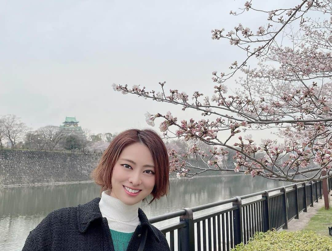 蒼真せれんさんのインスタグラム写真 - (蒼真せれんInstagram)「4月になりましたね✨ ⁡ この時期は、なんとなく 何かを始めたくなります😊🍀 宝塚音楽学校の合格発表も あったみたいですね！ 私の合格発表の時の思い出は… 長くなるのでまたいつか☺️笑 ⁡ お写真は先日行った 大阪城公園の桜🌸 ⁡ 少し曇っていましたが お城と桜… とても風情があって素敵でした🏯🌸  そして桜と夕焼けも とっても綺麗でした✨  #大阪城公園  #桜 #お花見 🌸 #april  #蒼真せれん   意図せず#大阪城 と 同じような色合いのセーター笑」4月1日 14時36分 - seren.soma