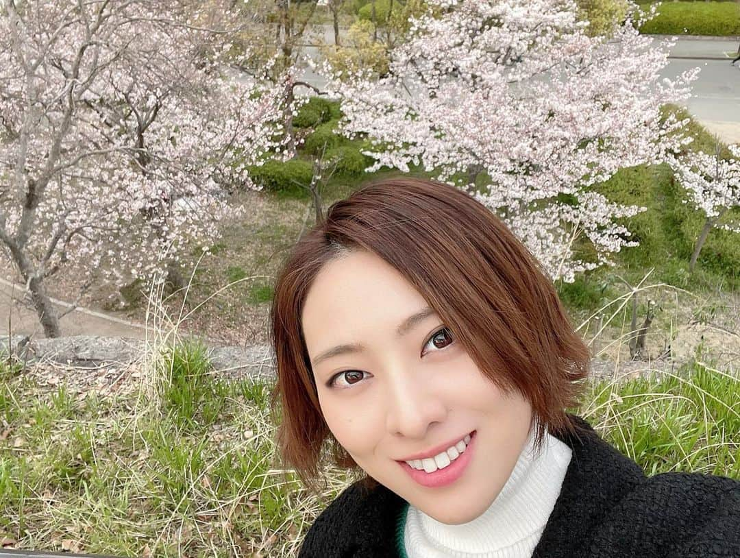 蒼真せれんさんのインスタグラム写真 - (蒼真せれんInstagram)「4月になりましたね✨ ⁡ この時期は、なんとなく 何かを始めたくなります😊🍀 宝塚音楽学校の合格発表も あったみたいですね！ 私の合格発表の時の思い出は… 長くなるのでまたいつか☺️笑 ⁡ お写真は先日行った 大阪城公園の桜🌸 ⁡ 少し曇っていましたが お城と桜… とても風情があって素敵でした🏯🌸  そして桜と夕焼けも とっても綺麗でした✨  #大阪城公園  #桜 #お花見 🌸 #april  #蒼真せれん   意図せず#大阪城 と 同じような色合いのセーター笑」4月1日 14時36分 - seren.soma