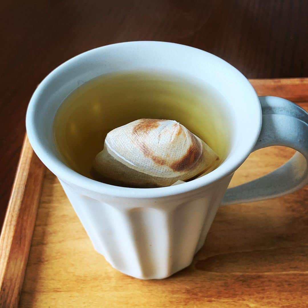 志摩有子さんのインスタグラム写真 - (志摩有子Instagram)「お昼は卵焼きだけ焼いて、あとはあり合わせを盛り合わせた置き弁。 もちろん濃いだしに淹れたありこだしをそえて。お湯を沸かすだけで簡単。  #置き弁 #ありこだし #濃いだし @ariko_dashi_」4月1日 15時19分 - ariko418