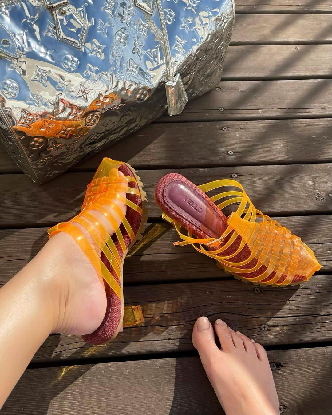 星あやさんのインスタグラム写真 - (星あやInstagram)「HELIOS Sandals🌞 今シーズンのYELLOのPVCサンダルの中でも 個人的に最もお気に入りのグルカサンダル🧡 PVCサンダル初心者の方にもこのシリーズ、超お勧め🔥🔥🔥 編み込まれたPVCは切断面が多くてもヒートカットしてあるから 肌には刺さりませんし食い込みません🧡 360度どこから見ても可愛くて、プリズムなクリアヒールは低め 歩き心地に関してもスタッフ一同満場一致💯 フラットスライダーバージョンもご用意して ベーシックなカラーを含めた4色展開👣 ソックスも合わせてみてね🔗 @yelloshoes_official」4月1日 16時17分 - ayastella_