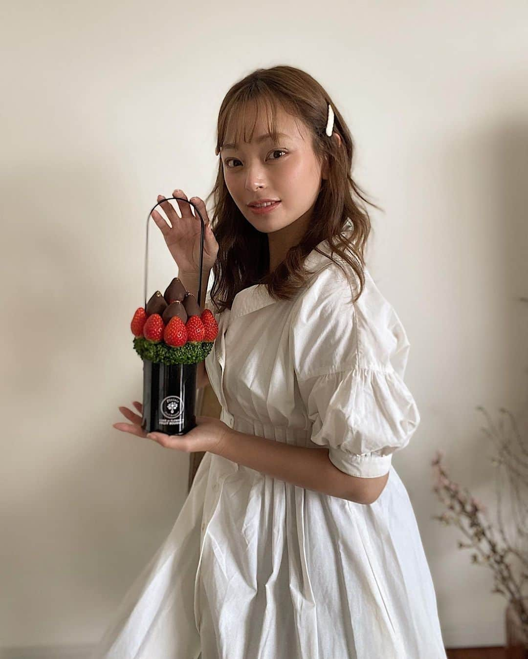 Yuuki mimuraさんのインスタグラム写真 - (Yuuki mimuraInstagram)「🤍🍓🍫💭  . @fruitbouquet.japan 💐“  とーっても甘々のいちご🍓が たっぷり入ったかわいいブーケ💐 以前誕生日プレゼントで 人に送ったことは何度かあったんだけど 初めて自分で食べた〜🍓🤤🤍 美味しすぎる〜そして可愛すぎる…🥺  ギフトに本当におすすめだよ🎁✨  他にも色々なフルーツが入ってるタイプもあったから 気になる方は見てみて〜🎶“  今日から4月〜🌸 早いねぇ〜🗓  #フルーツブーケ#fruitbouquet #お取り寄せ#お取り寄せスイーツ  #お取り寄せスイーツ #ギフト #ギフトにおすすめ #フルーツ #いちご#贈り物#プレゼント #プレゼントにおすすめ」4月1日 17時43分 - u0829u