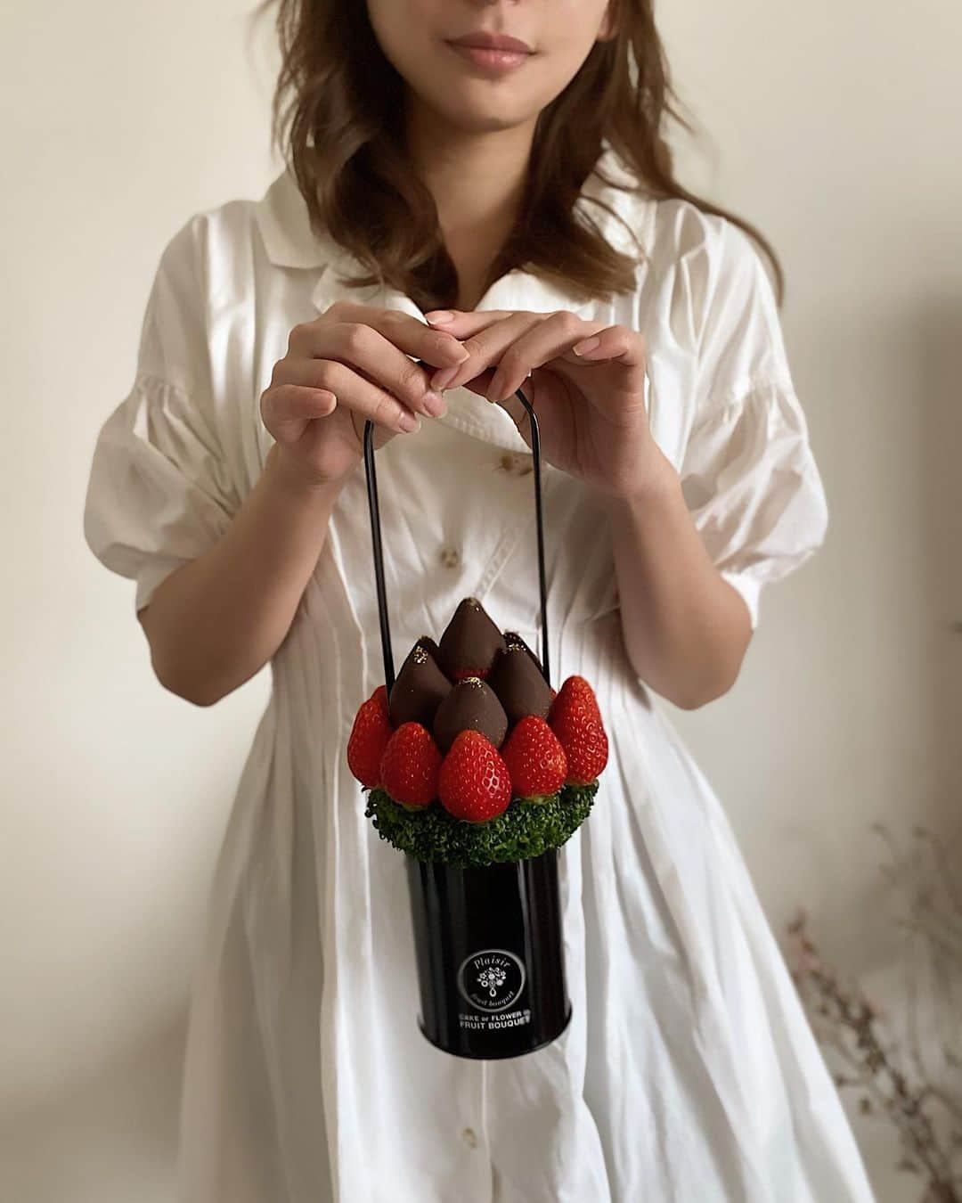 Yuuki mimuraさんのインスタグラム写真 - (Yuuki mimuraInstagram)「🤍🍓🍫💭  . @fruitbouquet.japan 💐“  とーっても甘々のいちご🍓が たっぷり入ったかわいいブーケ💐 以前誕生日プレゼントで 人に送ったことは何度かあったんだけど 初めて自分で食べた〜🍓🤤🤍 美味しすぎる〜そして可愛すぎる…🥺  ギフトに本当におすすめだよ🎁✨  他にも色々なフルーツが入ってるタイプもあったから 気になる方は見てみて〜🎶“  今日から4月〜🌸 早いねぇ〜🗓  #フルーツブーケ#fruitbouquet #お取り寄せ#お取り寄せスイーツ  #お取り寄せスイーツ #ギフト #ギフトにおすすめ #フルーツ #いちご#贈り物#プレゼント #プレゼントにおすすめ」4月1日 17時43分 - u0829u