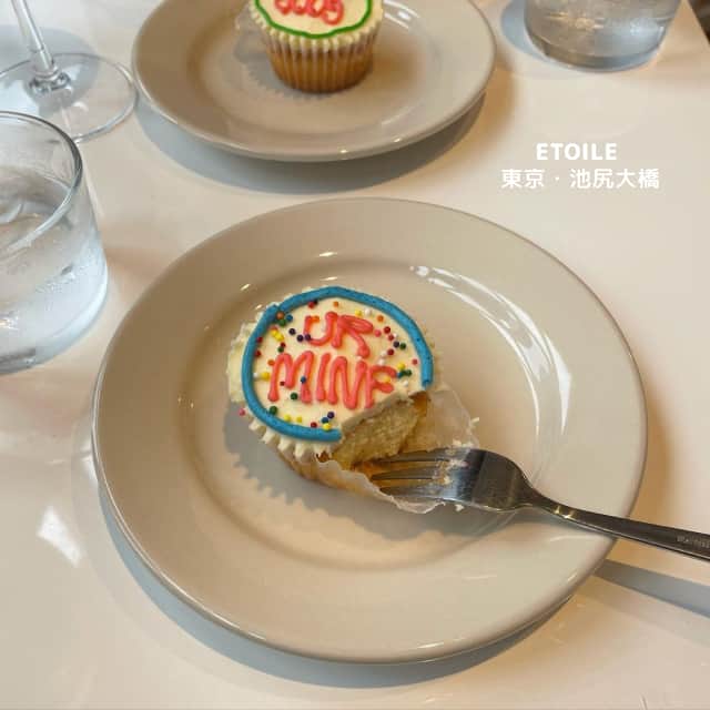 RiLiさんのインスタグラム写真 - (RiLiInstagram)「ホテル女子会にも🏨💞⁣ かわいい【カップケーキ】🧁⁣ .⁣ アメリカやヨーロッパに住む⁣ 女の子気分になれちゃう👯‍♀️⁣ ⁣ 【カップケーキ】は⁣ ホテル女子会や⁣ 誕生日会にぴったり🍓🍑🍎⁣ .⁣ 全国のかわいいカップケーキが⁣ 見つかるお店を紹介するよ🍿🍩⁣ .⁣ お気に入りのカップケーキと⁣ 一緒に海外GIRL気分を⁣ 味わってみてね🧁⁣ ❣️❣️❣️⁣⁣ RiLi.tokyoはみんなの⁣⁣ 「なりたい」「やりたい」を応援💡⁣⁣ .⁣⁣ かわいいコーデやアイテム⁣⁣ 注目スポットなどが撮れたら⁣⁣ ハッシュタグ→#rili_tokyo を付けて投稿してね❗⁣⁣⁣ RiLiで紹介しちゃうかも🤭⁣⁣ ．⁣⁣⁣ Special Thanks💋 Photo by⁣⁣⁣ @dlwoosn⁣ @hrnnn__⁣ @_mecp⁣ @0o_3i6⁣ @oi__mogoyo⁣ @76amu⁣ @peeetoro_gram⁣ @cpou__⁣ .⁣ #カップケーキ #ロンドンカップケーキ #バターカップ#tokyo#東京 #東京カフェ #池尻大橋カフェ #カフェ #cafe  #etoile #etoilecafe #大阪カフェ #フェッタンボンボン #カップケーキ #誕生日サプライズ #誕生日ケーキ #fff #ホテル女子会 #nycupcakes #下北沢カフェ #カップケーキ専門店 #フレンチガーリー」4月1日 18時01分 - rili.tokyo