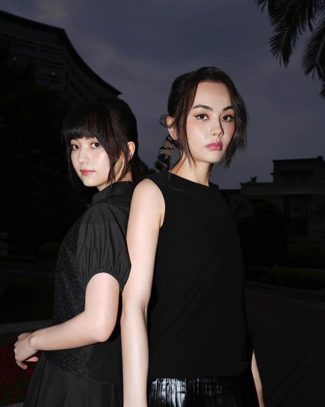 黑嘉嘉（ヘイ・ジャアジャア）さんのインスタグラム写真 - (黑嘉嘉（ヘイ・ジャアジャア）Instagram)「Taipei Fashion Week AW22 謝謝 @gioiapan.official 的邀請，很開心可以和姐姐一起看秀😄  特別喜歡這次「無極」的主題，潘老師幫姐姐跟我搭配的服裝都是走我很想嘗試的拼接風，而且黑色調搭配很圍棋～喜歡🖤  PHOTOGRAPHER/ @fe2601g MAKE UP ARTIST/@kao_yuanyuan_makeup_artist  HAIR STYLIST/ @hahachung1124  #taipeifashionweek #台北時裝週 #gioiapan」4月1日 18時48分 - jiajia94526