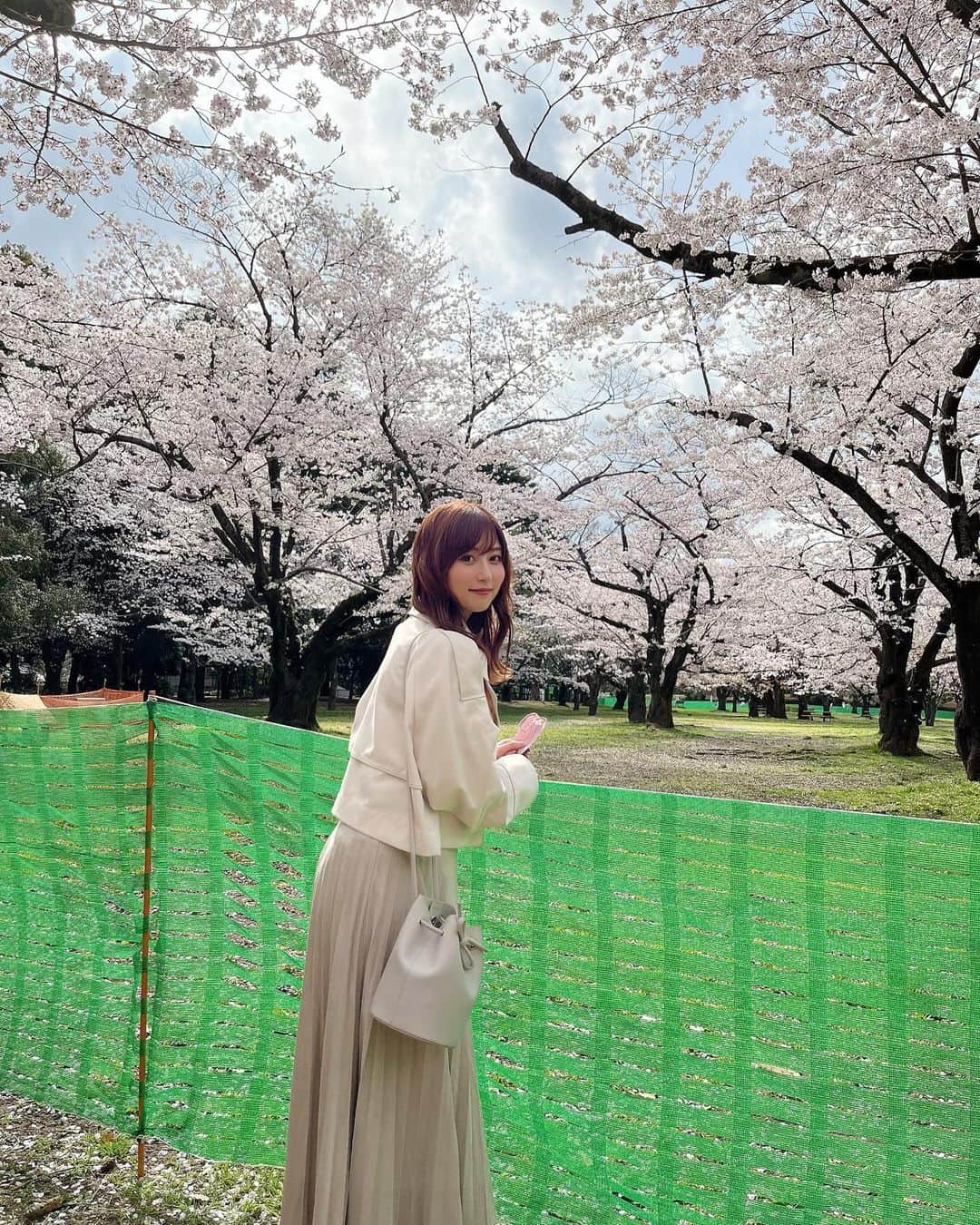 成瀬心美さんのインスタグラム写真 - (成瀬心美Instagram)「🥰  まだ桜の写真があるの♡  こうして全身撮ってもらえるの あまりないから 嬉しかった〜☺️  沢山撮ってくれた まりちゃんに感謝✨  でも楽しかったなぁ。  もう近所の桜も だいぶ散ってきてて 寂しいなぁ。  #SAKURA #桜 #幸せ #whitecode」4月1日 18時52分 - coco3ndazo