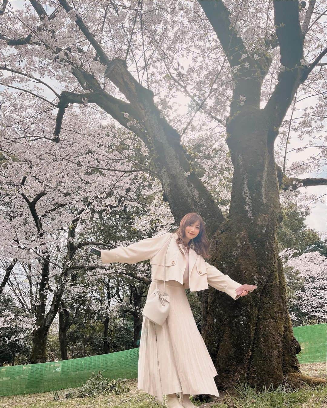 成瀬心美さんのインスタグラム写真 - (成瀬心美Instagram)「🥰  まだ桜の写真があるの♡  こうして全身撮ってもらえるの あまりないから 嬉しかった〜☺️  沢山撮ってくれた まりちゃんに感謝✨  でも楽しかったなぁ。  もう近所の桜も だいぶ散ってきてて 寂しいなぁ。  #SAKURA #桜 #幸せ #whitecode」4月1日 18時52分 - coco3ndazo