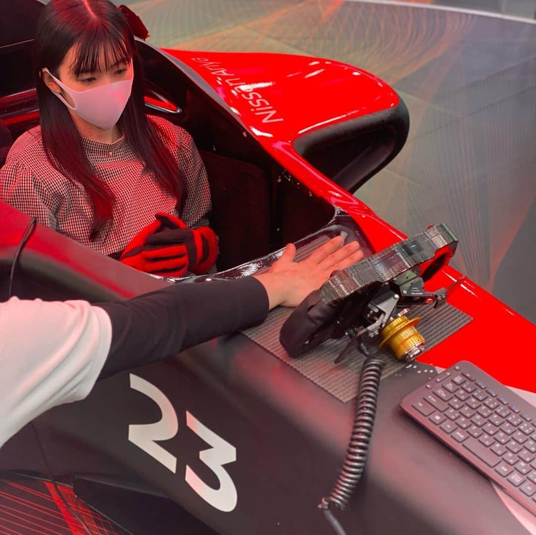 大島璃音さんのインスタグラム写真 - (大島璃音Instagram)「銀座にあるNISSAN CROSSINGにてFormula E🏎のタイムアタックに挑戦してきました！  眼差しだけは一丁前で速そうですが、全然出来ませんでした😂  実際にステアリングの重さやどれだけハンドルを切ればいいのか、など走行してみて難しさを痛感。 これからレースを見る目が確実に変わりました🤩  凄く良い体験でした〜✨  #f1 #fomula1 #fomulae #nissan  #NISSAN #nissancrossing  #f1好きな人と繋がりたい」4月1日 19時08分 - rinon_ohshima