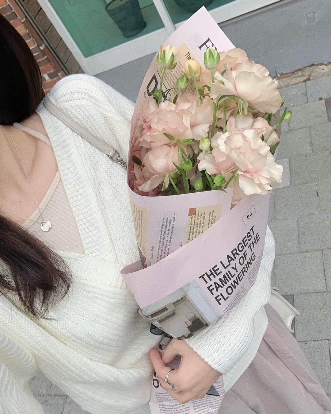 ウィ・ソンヒさんのインスタグラム写真 - (ウィ・ソンヒInstagram)「나 꽃 좋아하네,,🌸💗 @hwaeul_」4月1日 19時22分 - _seong_hee