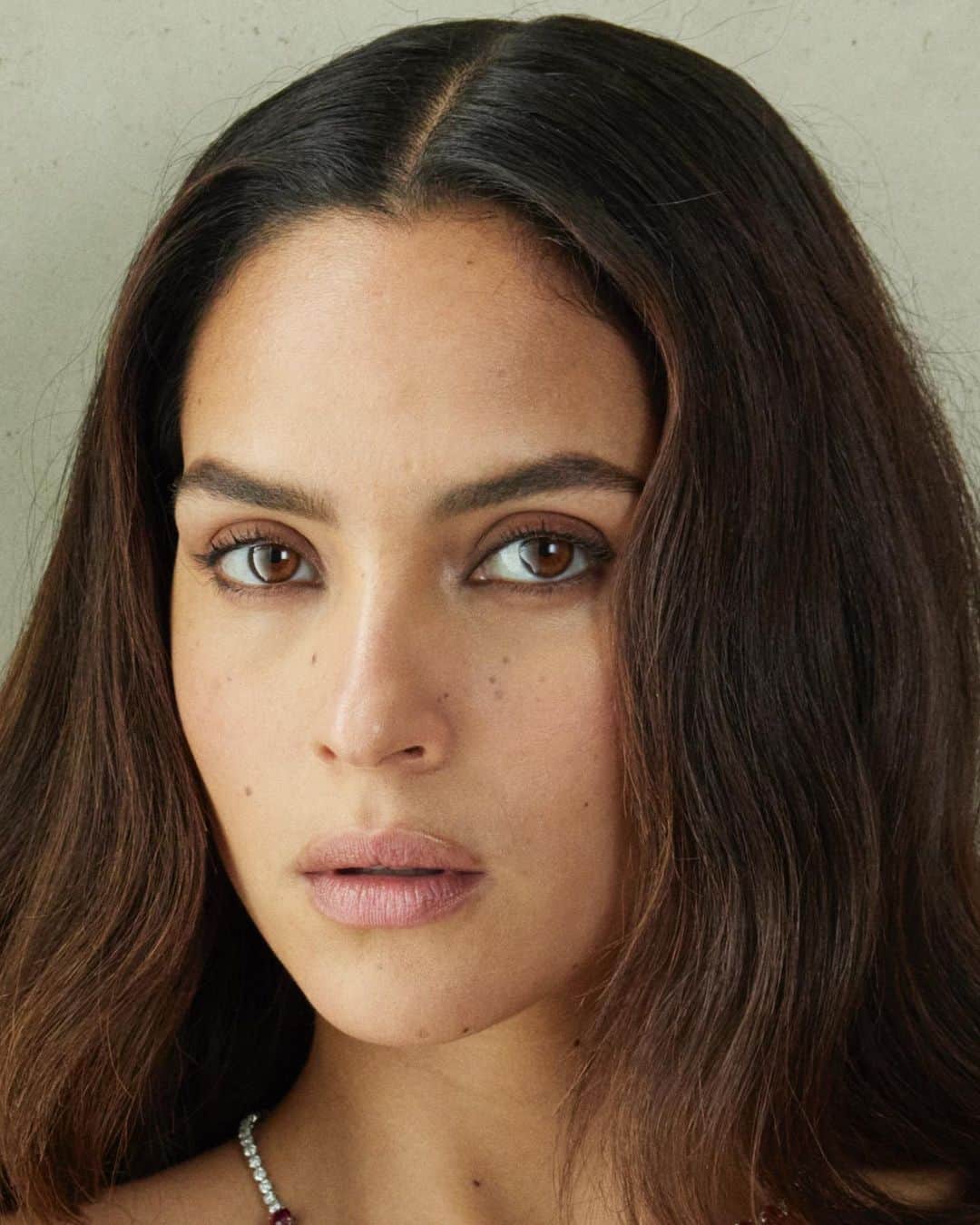 Armani Beautyさんのインスタグラム写真 - (Armani BeautyInstagram)「Leading lady beauty. @AdriaArjona, actress and face of MY WAY, in makeup prep as she prepares to step into the spotlight at the premiere of the movie Morbius in which she stars.   Recreate Adria Arjona's beauty look with:  - CREMA NERA FIRMING PLUMPING ESSENCE  - CREMA NERA VOLUME RESHAPING EYE CREAM  - LUMINOUS SILK FOUNDATION in shade 5.75 - LUMINOUS SILK CONCEALER in shade 5.5 - FLUID SHEER in shade 10 - EYE TINT in shade 24 - EYES TO KILL CLASSICO MASCARA  - LIP POWER in shade 102 - MY WAY EAU DE PARFUM INTENSE   Credit: @ninomunoz   @morbiusmovie   #Armanibeauty #AdriaArjona #LuminousSilk #ArmaniEyesToKill #ArmaniLipPower #Morbius」4月1日 19時31分 - armanibeauty