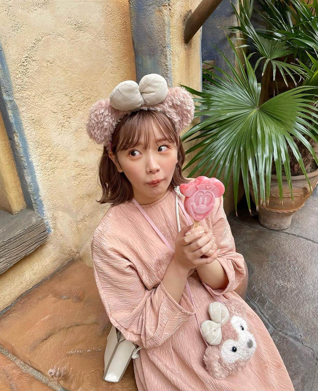 きりまるさんのインスタグラム写真 - (きりまるInstagram)「. 人生２回目のディズニー 🐭♡ 夢の国 行ってきた！♡  シェリーメイちゃんコーデしたよ 昨日あったかくてぽかぽかやった🍥♡  初めてミニーちゃんのアイスも食べた🍦 （服きったねーのは油こぼした。笑 ）  こういうテーマパーク的なところの 乗り物まったく乗ったことないんやけど それ知ったお姉ちゃんが、色々乗せてくれた！ でもソワリン？ってやつ乗れなかった  えみこ悔しがってた。きりにどうしても 乗らせてあげたかったんよってずっと言いよった。 アリガトナ、またいこな🤟🏻 . . 夜寝ながらコメント ちょこちょこお返しするぜいっ 📝♡」4月1日 20時59分 - kirimaruuu