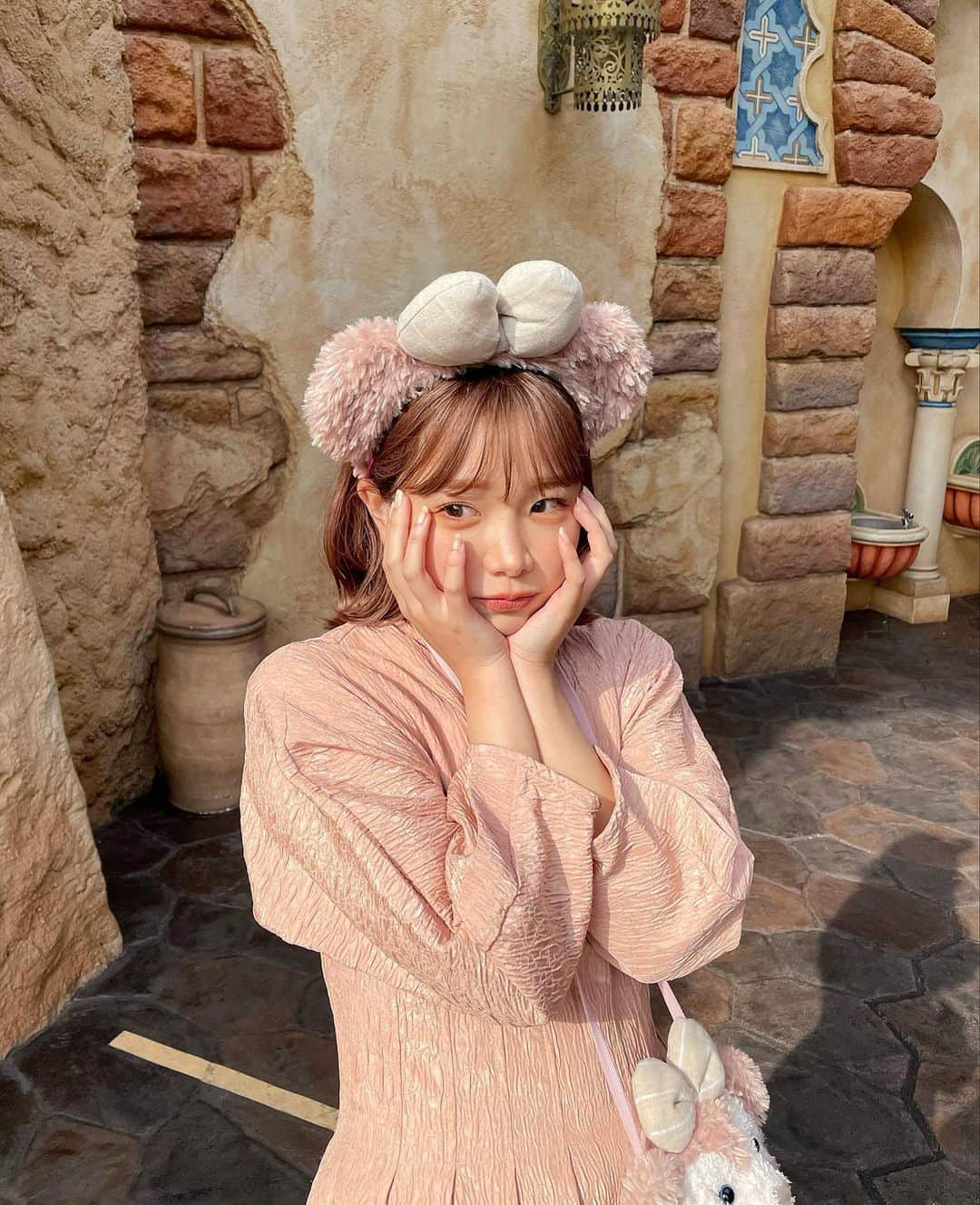 きりまるさんのインスタグラム写真 - (きりまるInstagram)「. 人生２回目のディズニー 🐭♡ 夢の国 行ってきた！♡  シェリーメイちゃんコーデしたよ 昨日あったかくてぽかぽかやった🍥♡  初めてミニーちゃんのアイスも食べた🍦 （服きったねーのは油こぼした。笑 ）  こういうテーマパーク的なところの 乗り物まったく乗ったことないんやけど それ知ったお姉ちゃんが、色々乗せてくれた！ でもソワリン？ってやつ乗れなかった  えみこ悔しがってた。きりにどうしても 乗らせてあげたかったんよってずっと言いよった。 アリガトナ、またいこな🤟🏻 . . 夜寝ながらコメント ちょこちょこお返しするぜいっ 📝♡」4月1日 20時59分 - kirimaruuu