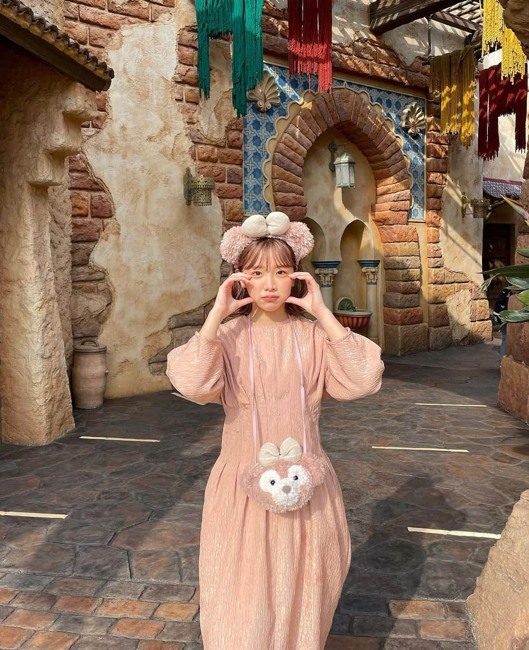 きりまるさんのインスタグラム写真 - (きりまるInstagram)「. 人生２回目のディズニー 🐭♡ 夢の国 行ってきた！♡  シェリーメイちゃんコーデしたよ 昨日あったかくてぽかぽかやった🍥♡  初めてミニーちゃんのアイスも食べた🍦 （服きったねーのは油こぼした。笑 ）  こういうテーマパーク的なところの 乗り物まったく乗ったことないんやけど それ知ったお姉ちゃんが、色々乗せてくれた！ でもソワリン？ってやつ乗れなかった  えみこ悔しがってた。きりにどうしても 乗らせてあげたかったんよってずっと言いよった。 アリガトナ、またいこな🤟🏻 . . 夜寝ながらコメント ちょこちょこお返しするぜいっ 📝♡」4月1日 20時59分 - kirimaruuu