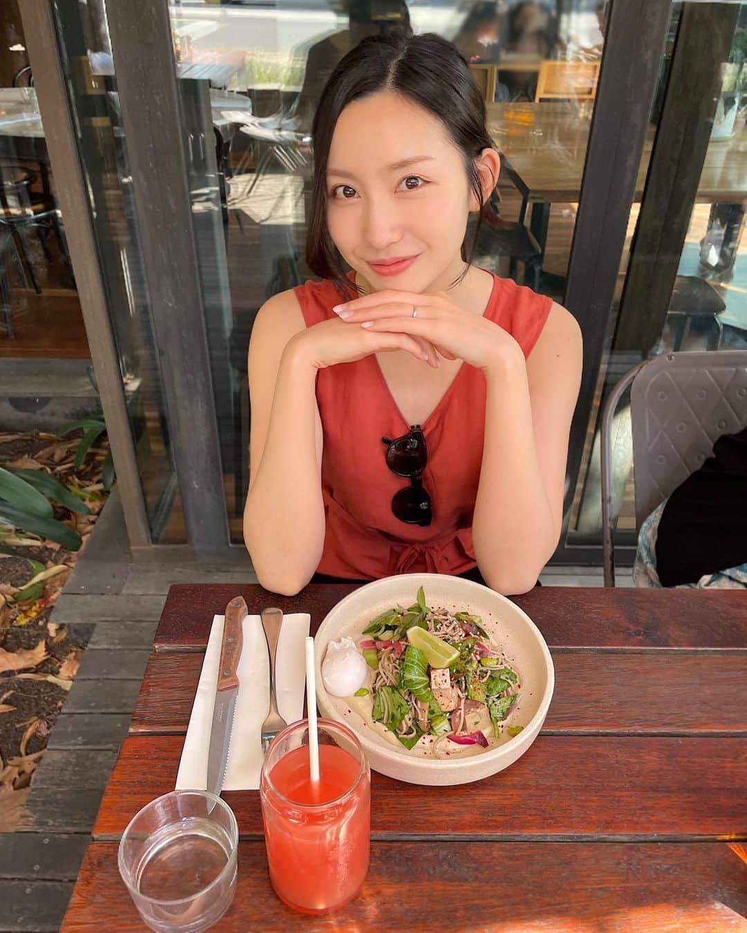 中島亜莉沙さんのインスタグラム写真 - (中島亜莉沙Instagram)「April. 4月もよろしくお願いします☺️‼︎  写真はパンケーキが有名な メルボルンのカフェ☕️  パンケーキではなく そばサラダを頼みました笑  みんなでシェアしたんだけど どのメニューも美味しかったよ🍴  #cafe #australia #melbourne #toppaddock #coffee #smoothie #カフェ #オーストラリア #メルボルン」4月1日 22時55分 - arisan_days