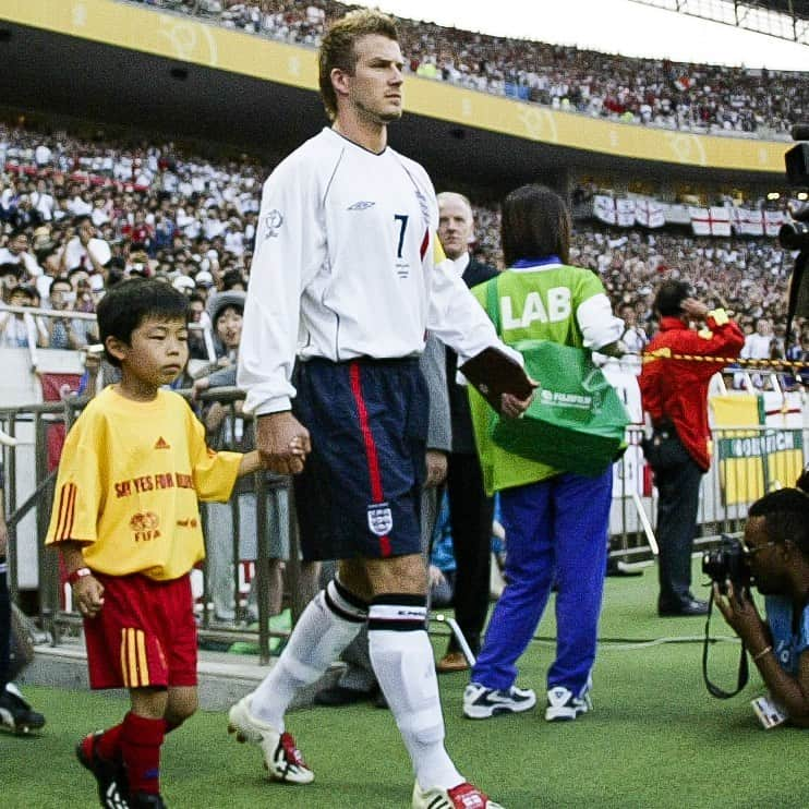 デビッド・ベッカムさんのインスタグラム写真 - (デビッド・ベッカムInstagram)「I have so many amazing memories playing in the @fifaworldcup and it was always such an honour representing my country @england ... It’s great being part of @roadto2022en as an official ambassador alongside other incredible players like @cafu2, @sarahessam64 & @nadi9nadim #Qatar2022」4月1日 23時56分 - davidbeckham