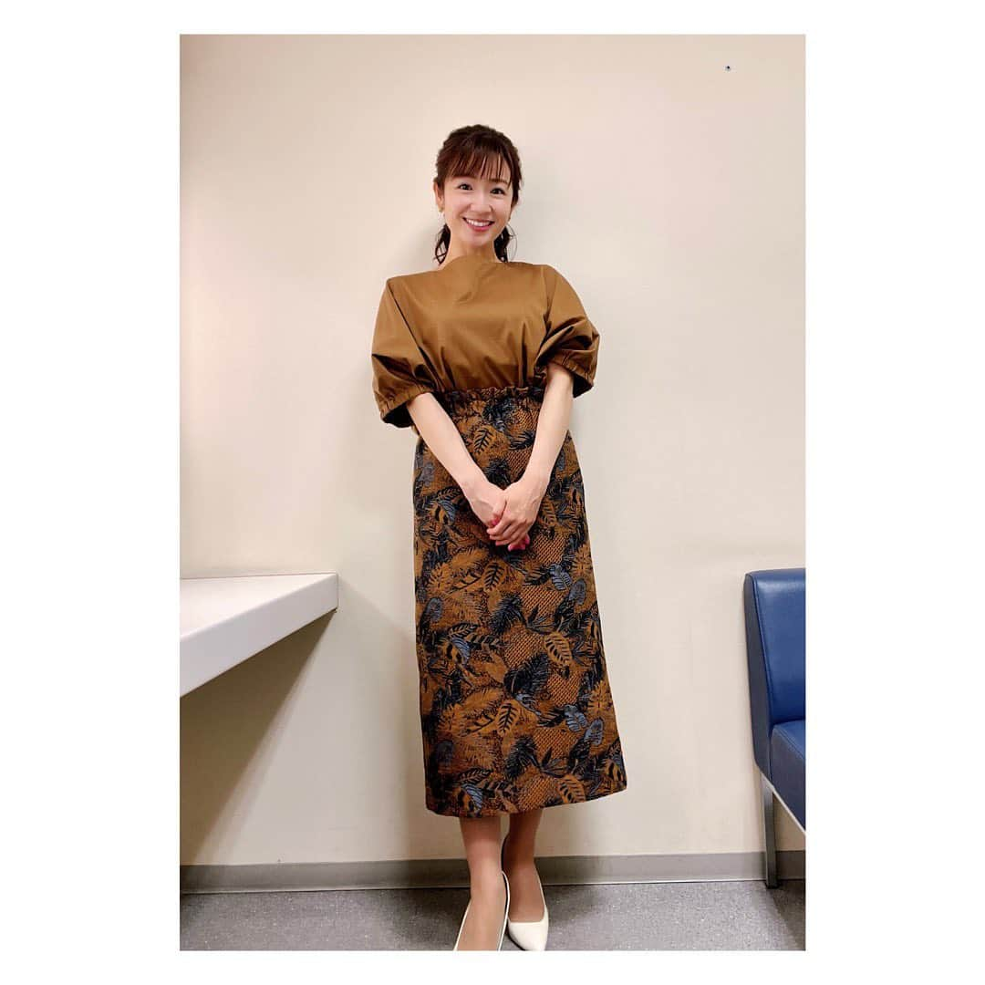 長野美郷さんのインスタグラム写真 - (長野美郷Instagram)「#スカートも可愛かったよ シリーズ😊 プライムニュースです🌸  番組では座ってるので ボトムスはほとんど見えないのですが 素敵なスカートたち こちらでお披露目させてください😊✨  ちなみに、見えないってことで たまにスウェット履いてます😎  嘘です。 #エイプリルフール です🌸 すべりこみ！  今年度も よろしくお願い致します💕  #プライムニュース #新年度 #心機一転」4月1日 23時57分 - misato_nagano_1127