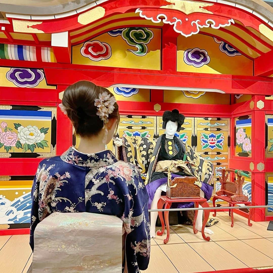 谷中麻里衣さんのインスタグラム写真 - (谷中麻里衣Instagram)「Exhibition: UNESCO Intangible Cultural Heritage Special Collection 【The World of Traditional Performing Arts】 Kabuki, Bunraku, Noh and Kyogen, Gagaku, Kumi-odori 🌸  ユネスコ無形文化遺産特別展【体感！日本の伝統芸能】歌舞伎・文楽・能楽・雅楽・組踊の世界✨  ほぼ原寸大で再現された舞台や小道具を、えりなに教わりながら楽しくみてまわりました🥰 時間が足りなかったー！  先日、歌舞伎で観劇した【義経千本桜】の文楽版の舞台に入り込んだり、能のお面をつけてみたり💕 伝統芸能を身近に感じられました😊  #伝統芸能#歌舞伎#文楽#能#狂言#雅楽#組踊#着物#小紋#千總#麻里衣きもの#麻里衣歌舞伎#麻里衣アート#義経千本桜」4月2日 1時32分 - marieyanaka
