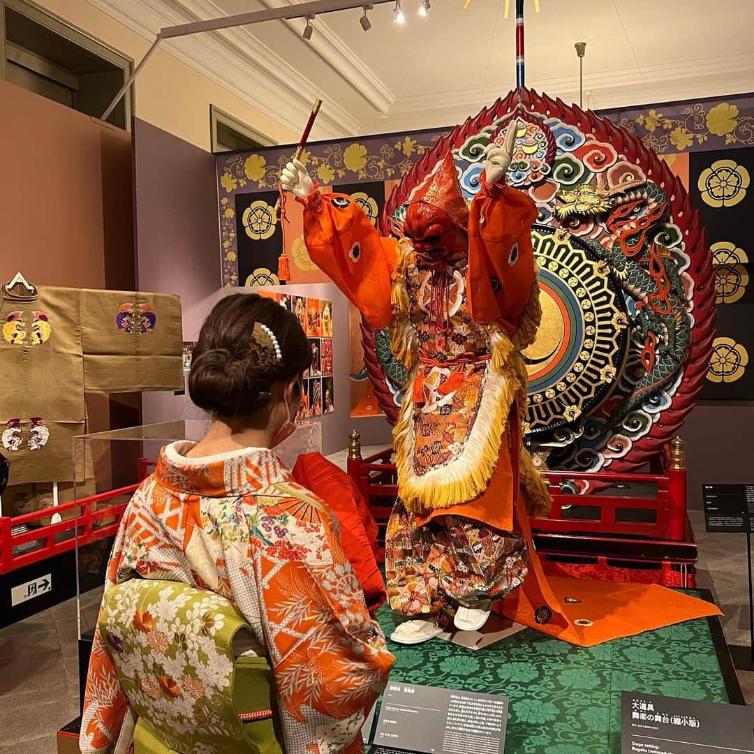 谷中麻里衣さんのインスタグラム写真 - (谷中麻里衣Instagram)「Exhibition: UNESCO Intangible Cultural Heritage Special Collection 【The World of Traditional Performing Arts】 Kabuki, Bunraku, Noh and Kyogen, Gagaku, Kumi-odori 🌸  ユネスコ無形文化遺産特別展【体感！日本の伝統芸能】歌舞伎・文楽・能楽・雅楽・組踊の世界✨  ほぼ原寸大で再現された舞台や小道具を、えりなに教わりながら楽しくみてまわりました🥰 時間が足りなかったー！  先日、歌舞伎で観劇した【義経千本桜】の文楽版の舞台に入り込んだり、能のお面をつけてみたり💕 伝統芸能を身近に感じられました😊  #伝統芸能#歌舞伎#文楽#能#狂言#雅楽#組踊#着物#小紋#千總#麻里衣きもの#麻里衣歌舞伎#麻里衣アート#義経千本桜」4月2日 1時32分 - marieyanaka